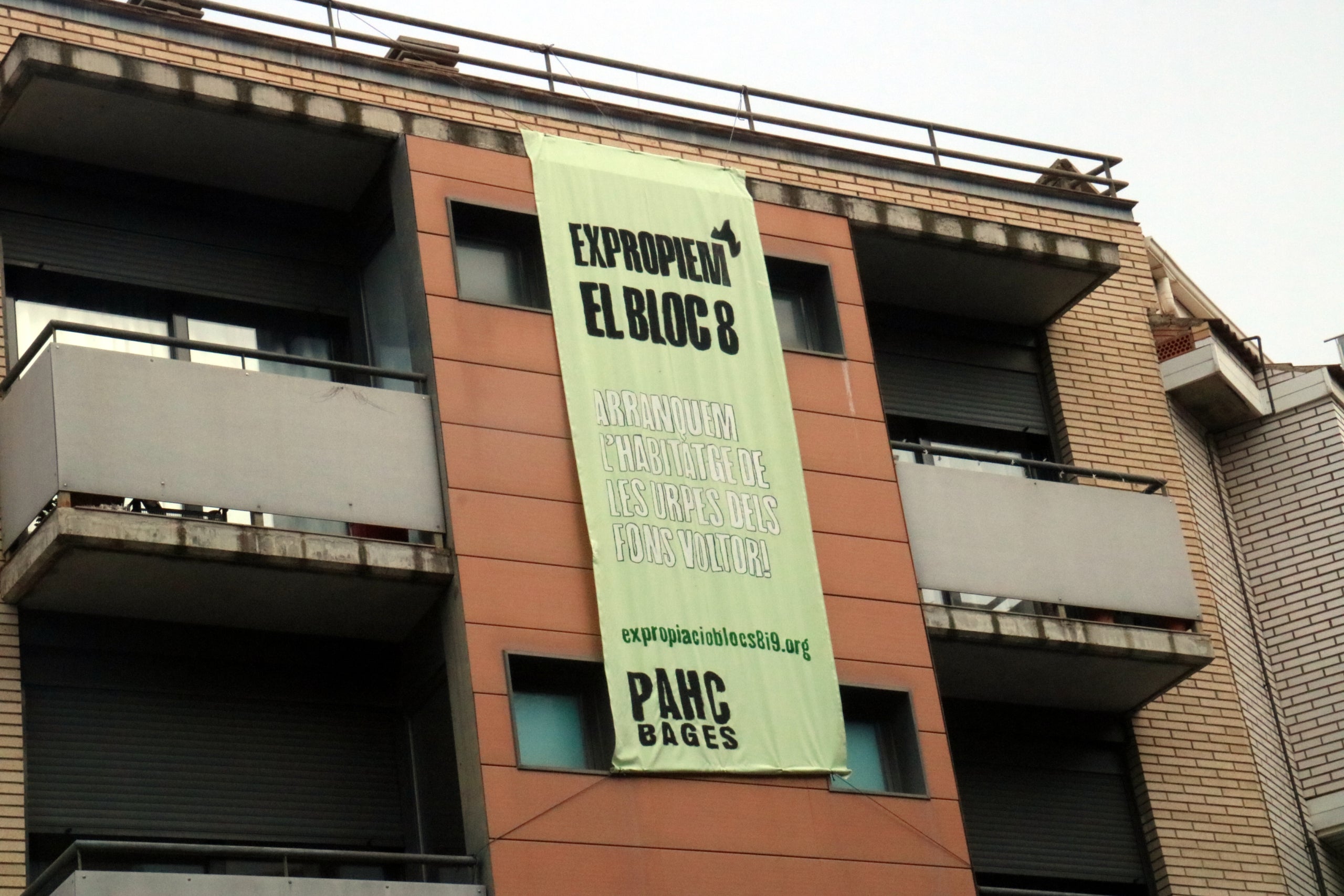 Vecinos y activistas han celebrado la compra pública del Bloc 08 de Manresa, con una decena de niños | Nia Escolà (ACN)