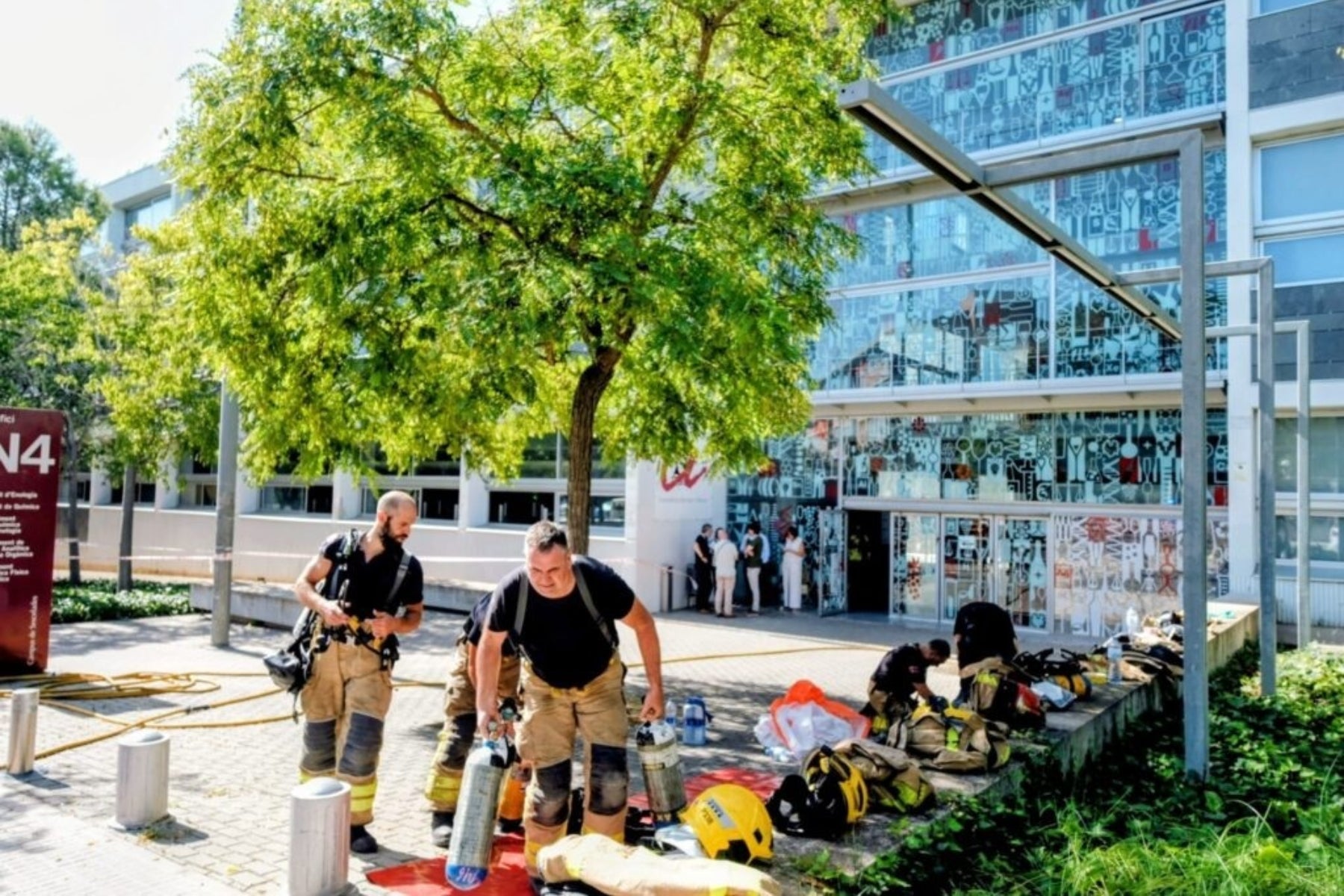 Els Bombers davant la facultat de Química de la URV, on aquest dilluns s'ha registrat una explosió / Europa Press