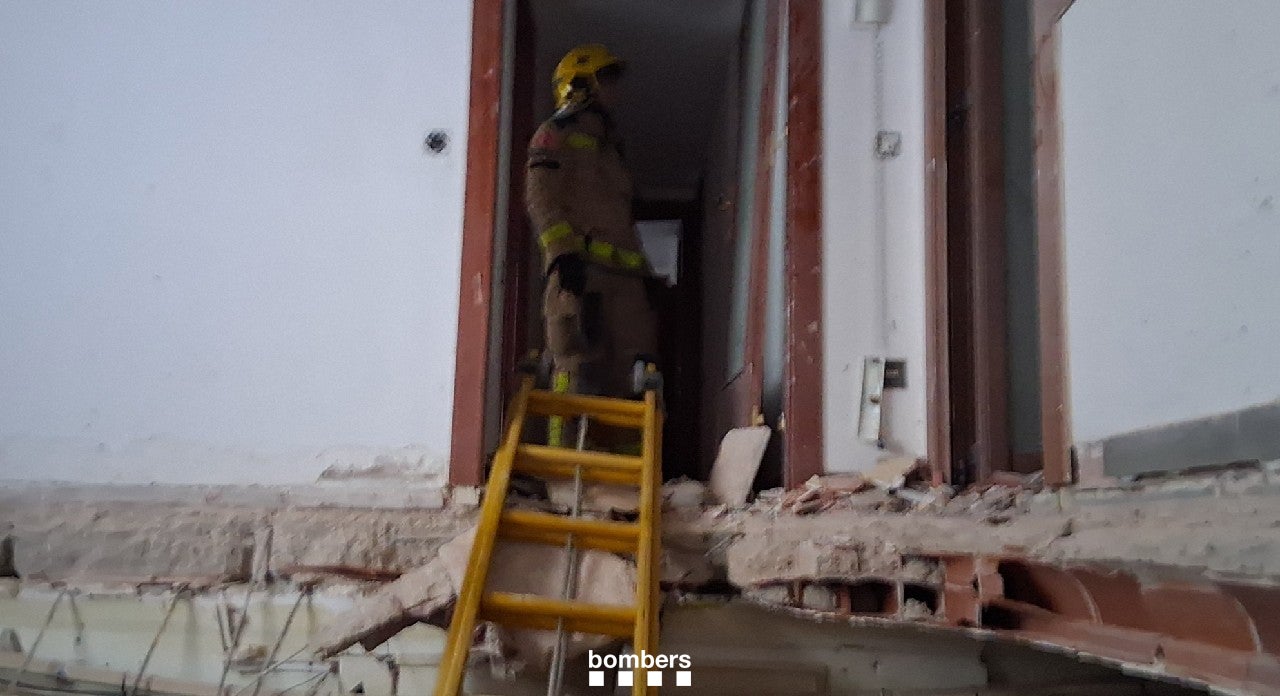 Els Bombers de la Generalitat actuen a la joieria del municipi de Cerdanyola del Vall&egrave;s on ha tingut lloc l'explosi&oacute; / Bombers