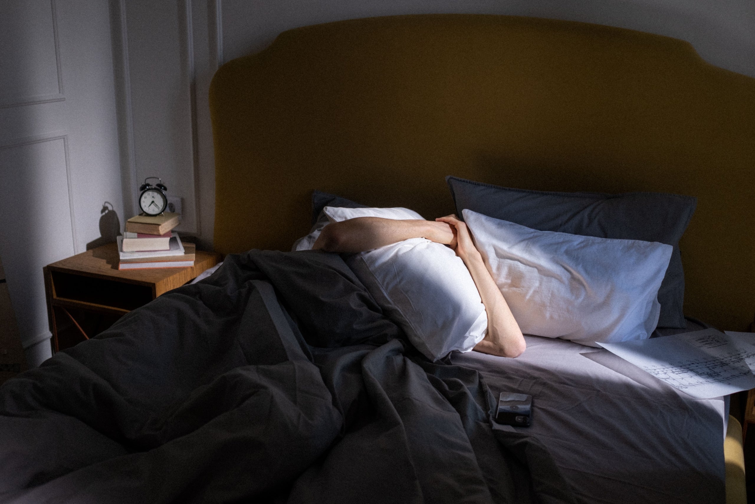 Un home dormint al llit | Ron Lach / Pexels