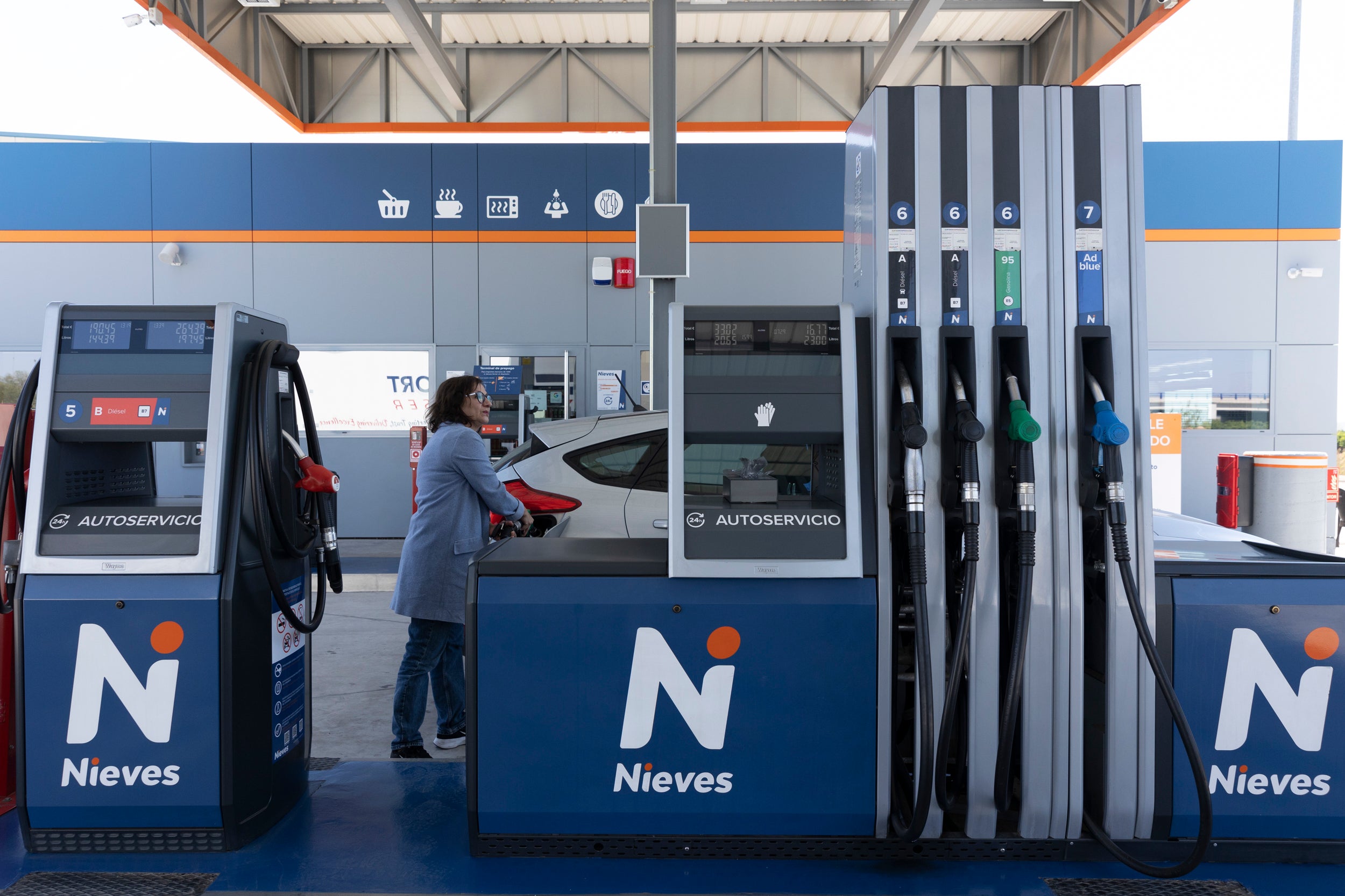 Una dona omplint el dipòsit en una gasolinera. Hi ha diversos factors que hem de tenir en compte per triar estació de servei, i no només el preu / Europa Press