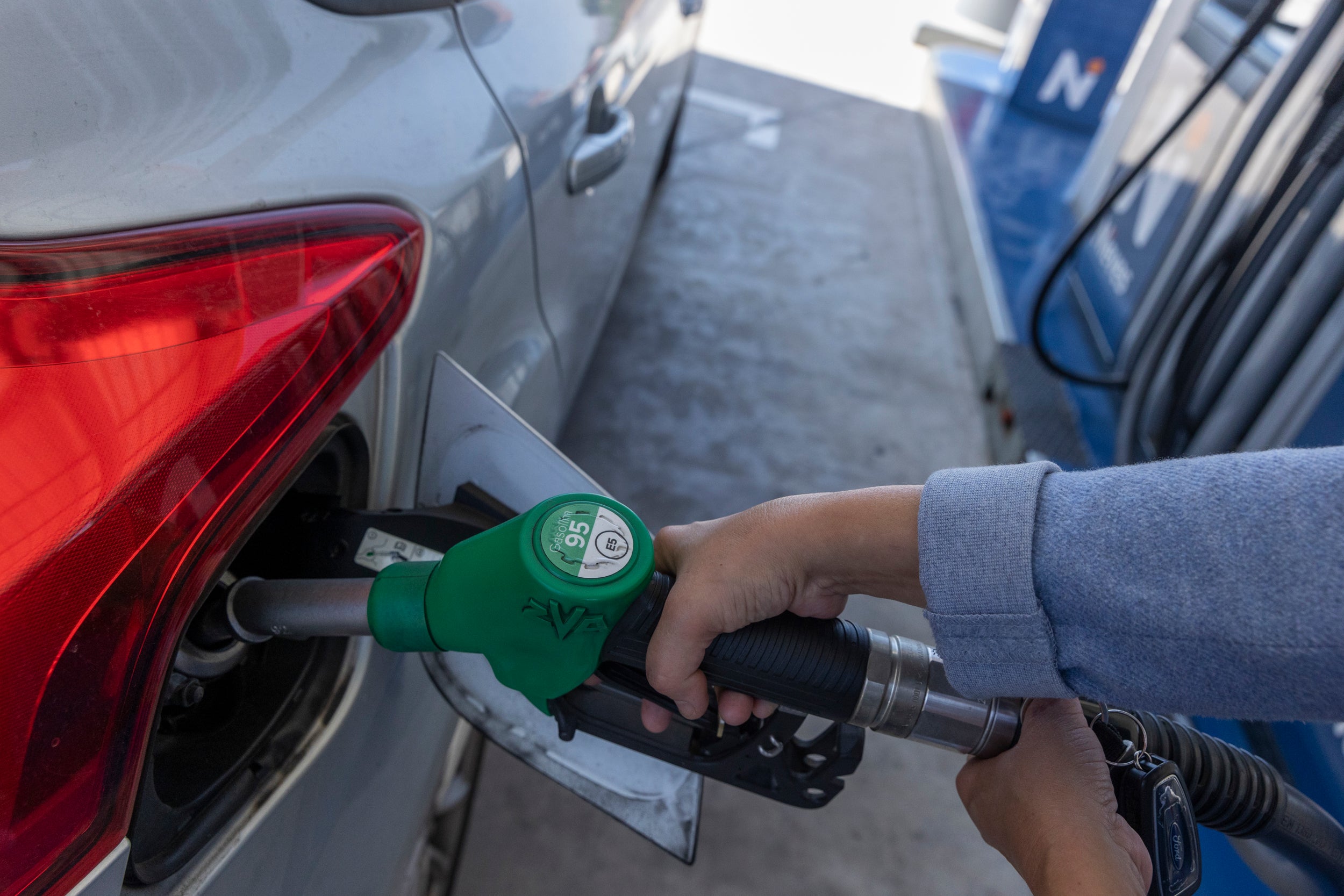 Un conductor posant gasolina en una estació de servei Nieves / Cedida
