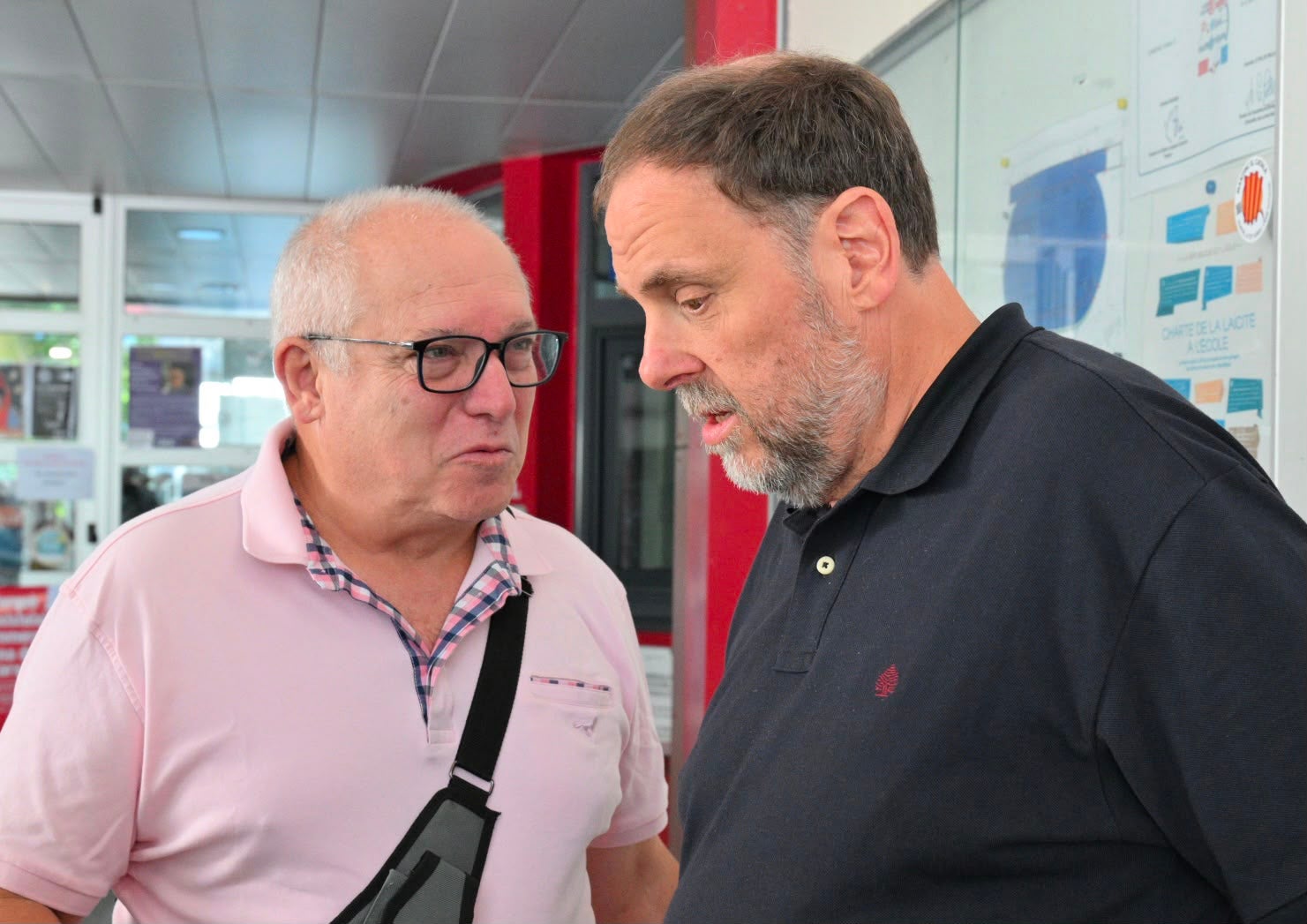 Oriol Junqueras para l'orella al que li explica Lluís Puig a Prada, el Conflent, en el marc de la UCE/Josep Maria Montaner/UCE