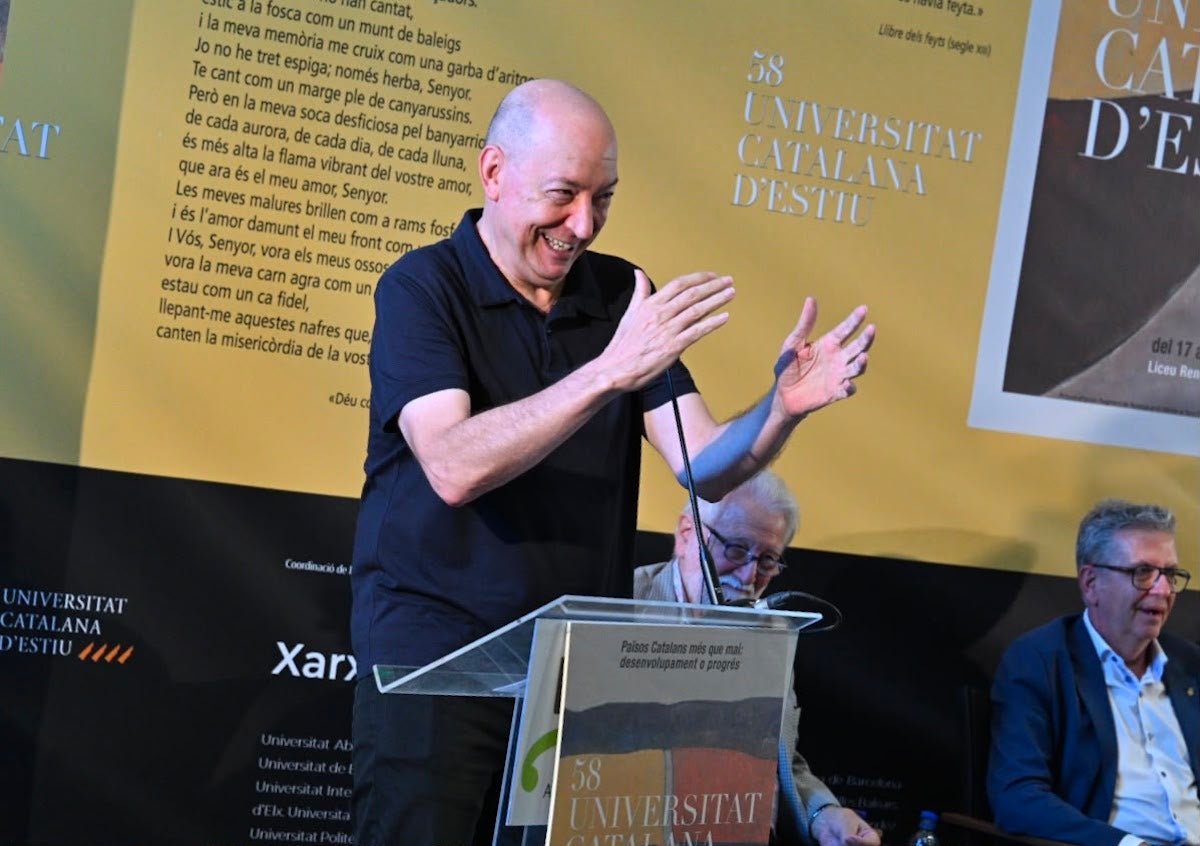 Vicent Sanchis agraeix els aplaudiments a la seva glossa/Josep Maria Montaner/UCE