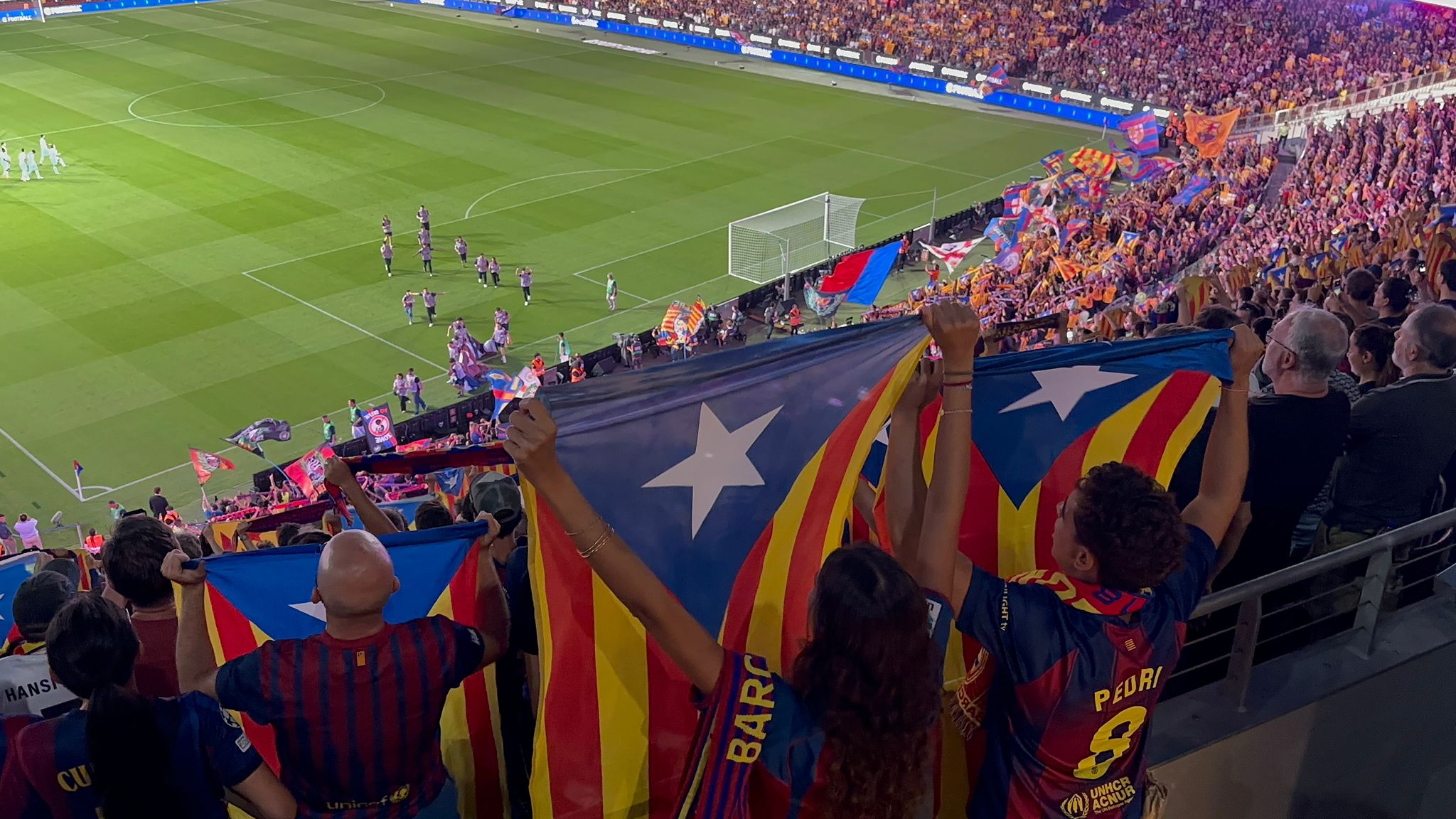 Estelades amunt a la graderia del Camp Nou mentre sonava l'himne abans del partit contra l'Athletic Club dies després de la violència policial a Elx / Foto: JMB
