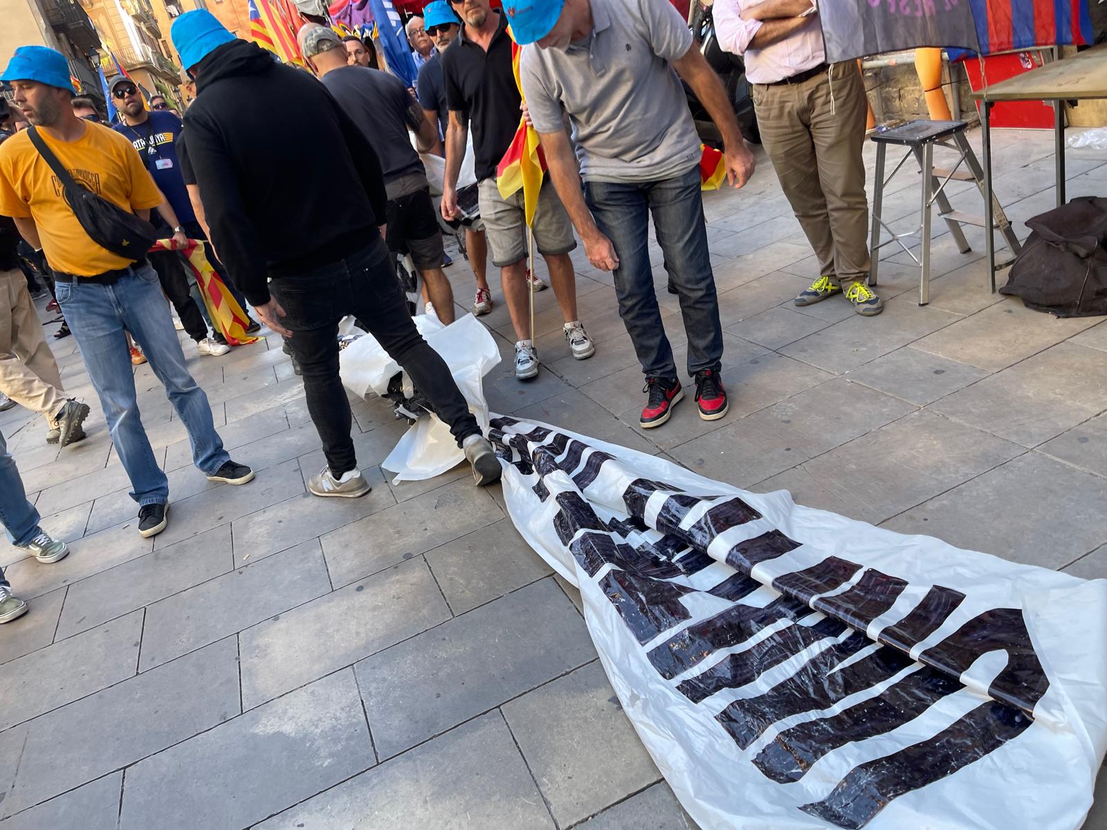 Moments de tensi&oacute; durant les protestes de manifestants d&rsquo;Alian&ccedil;a Catalana i antifeixistes al fossar de les Moreres / Quico Sall&eacute;s
