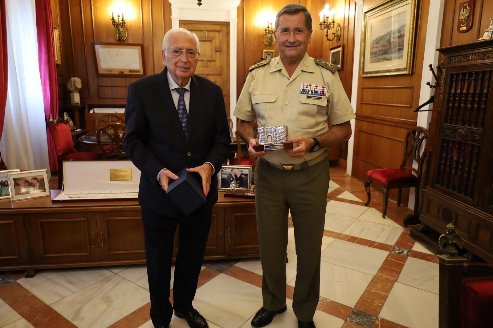 El JEME, general Amador Enseñat i Juan José Imbroda Ortiz, el president de Ceuta/JEME