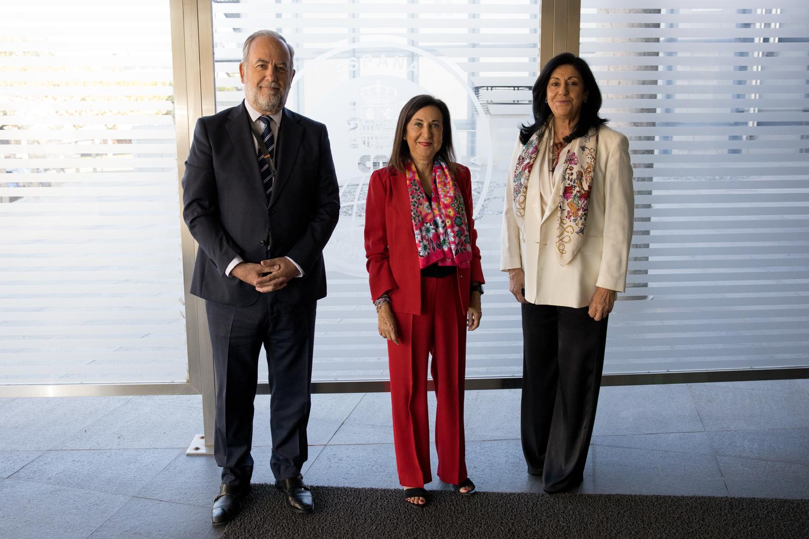 Luis Garcia Terán, secretari general del CNI, Margarita Robles, i la directora del CNI, Esperanza Casteleiro/MdDefensa