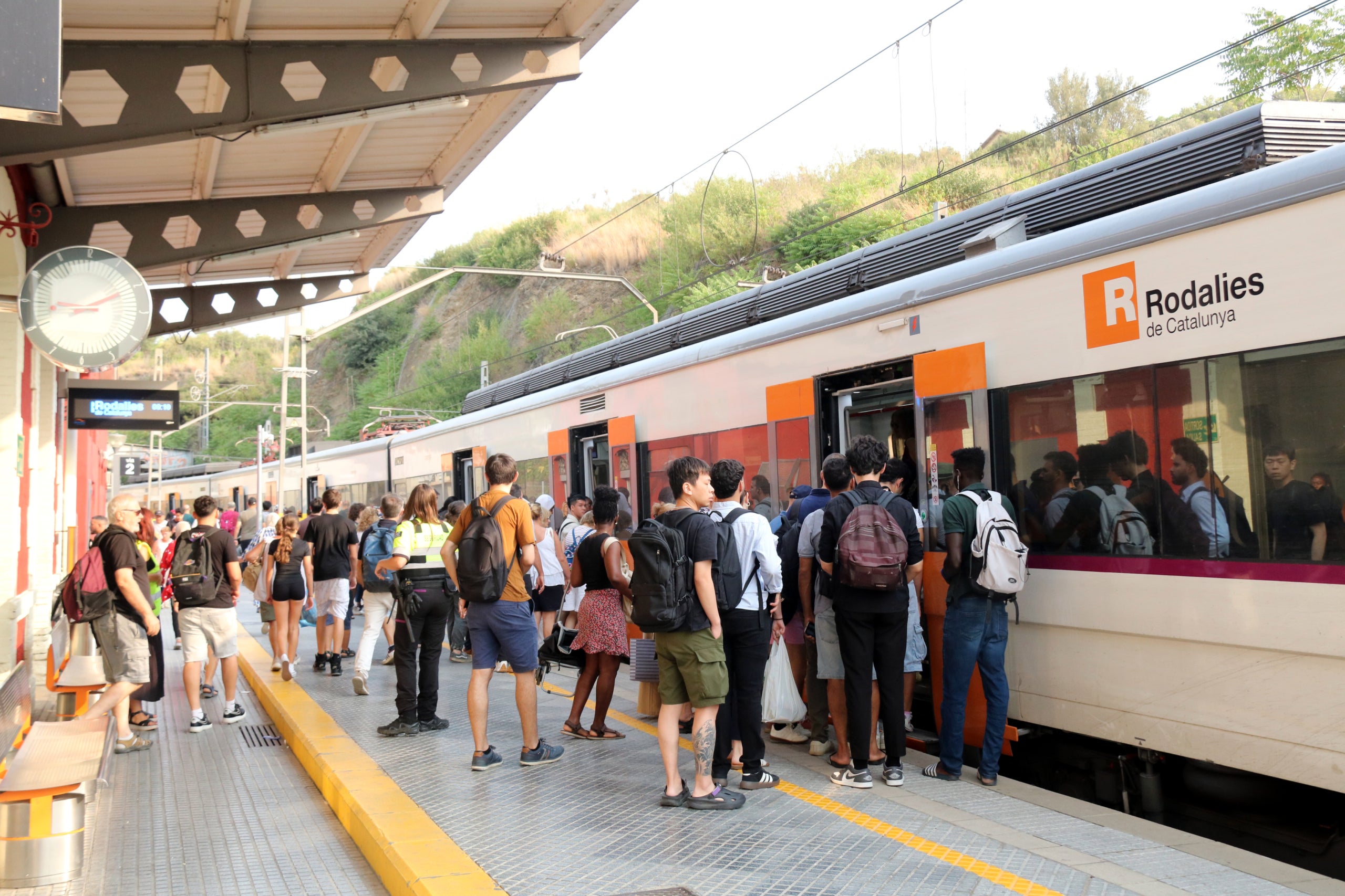 Usuarios de Rodalies tomando el R4 a Montcada-Manresa para poder continuar su trayecto después de bajar del R2 en la estación de Montcada i Reixac / ACN