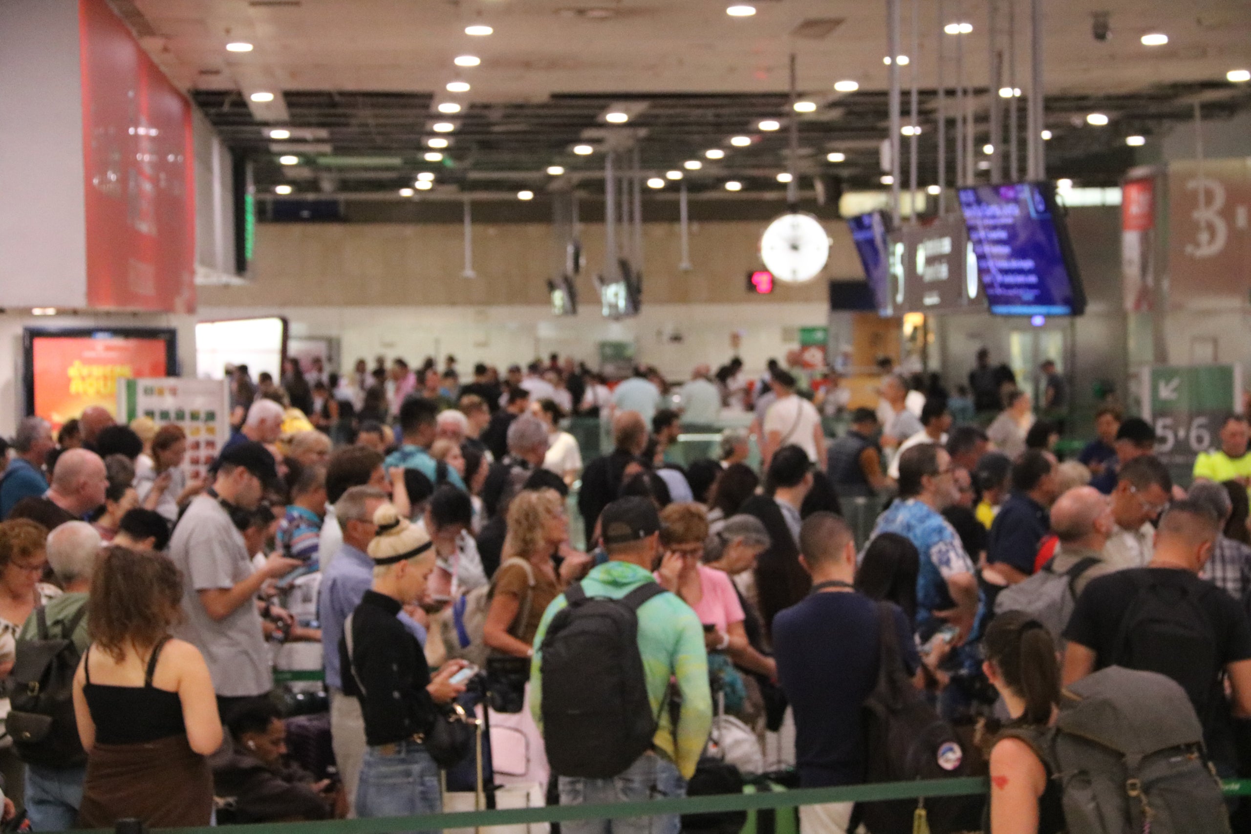 Colas de gente en los controles de acceso a los AVEs de la estación de Sants | Iñaki Martinez Azpiroz