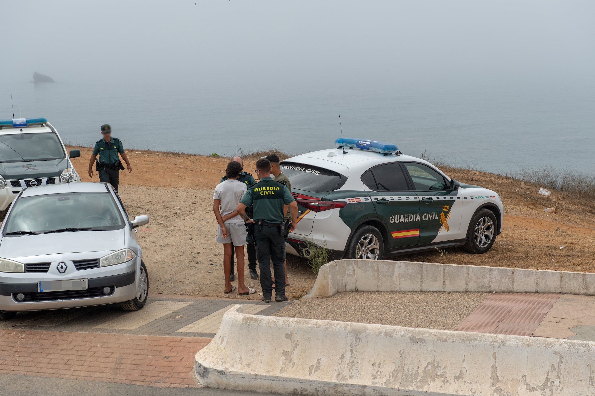 Agents de la Guàrdia Civil aturen immigrants a Ceuta
Antonio Sempere / Europa Press
