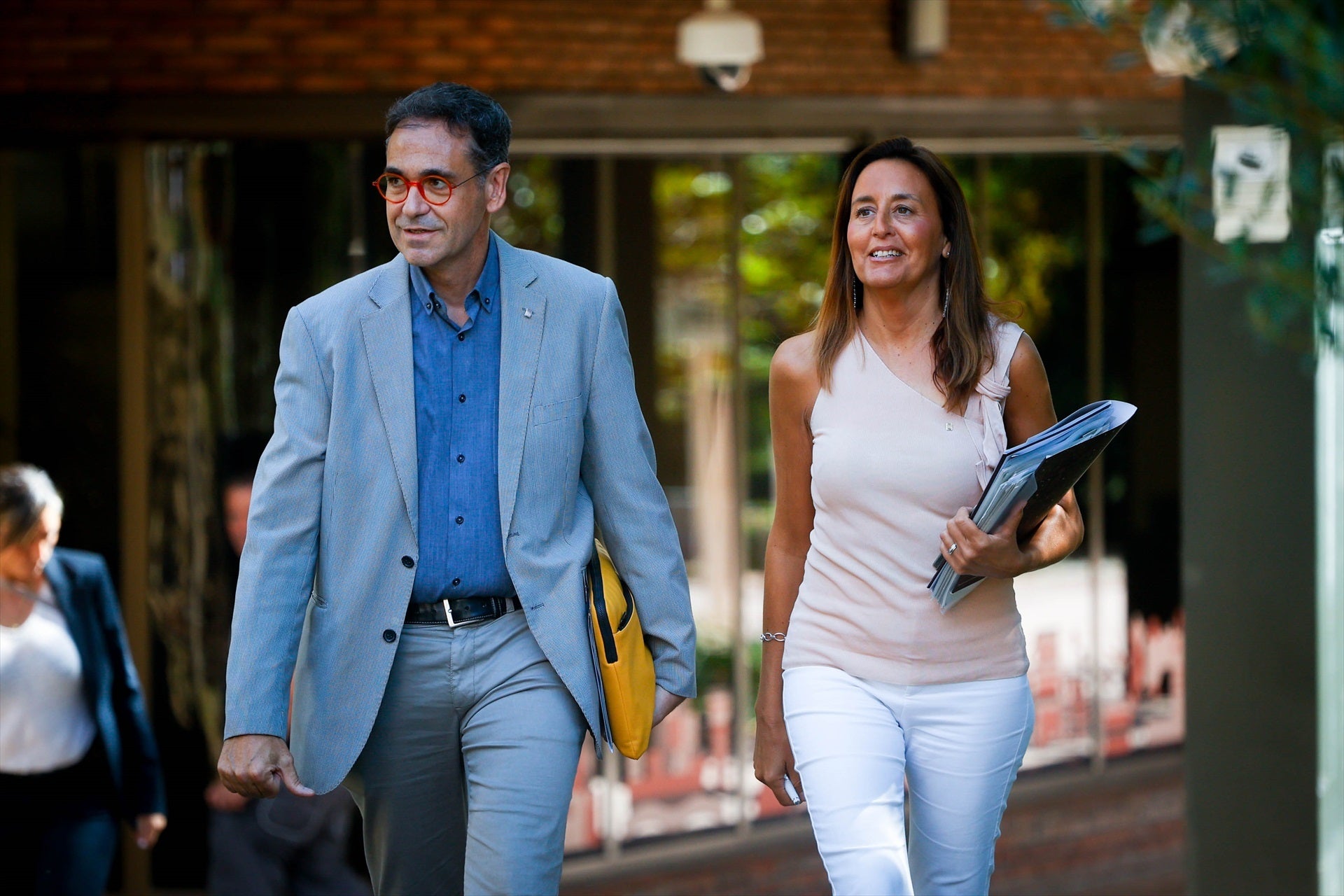 La consejera Esther Niubó con el secretario de mejora educativa, Ignasi Giménez, encargado de negociar con los sindicatos |  Kike Rincón / Europa Press