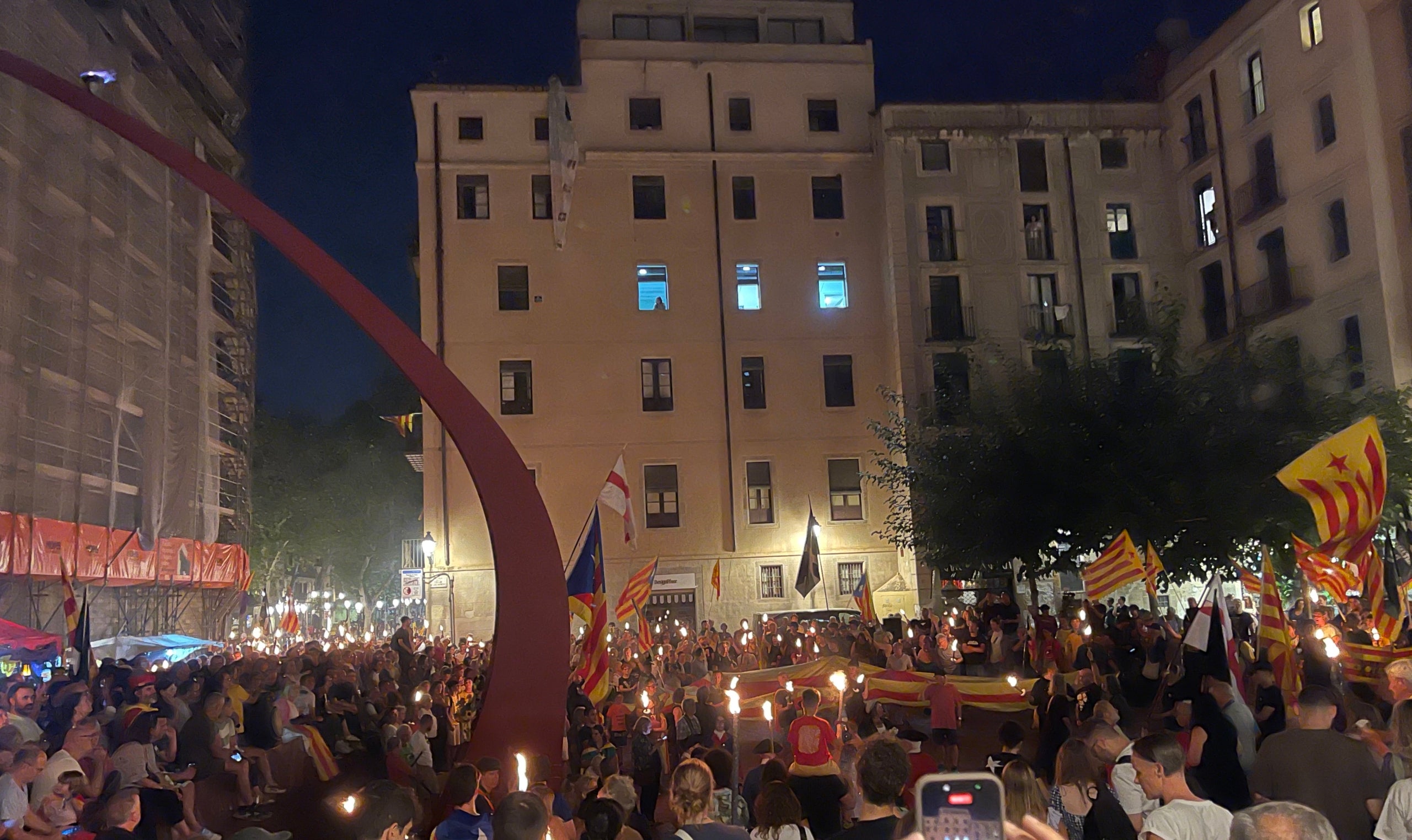 Una imatge de l'entrada de la marxa de torxes al Fossar/QS