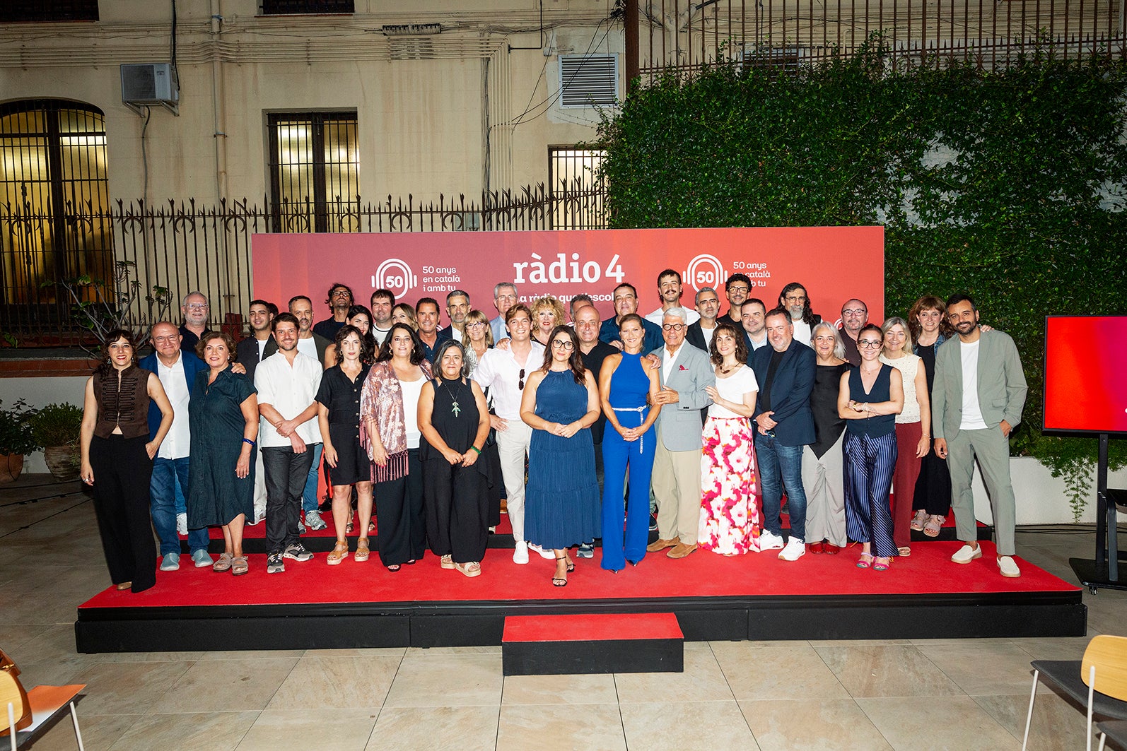 Foto de família de tot l'equip de Ràdio 4 - RTVE