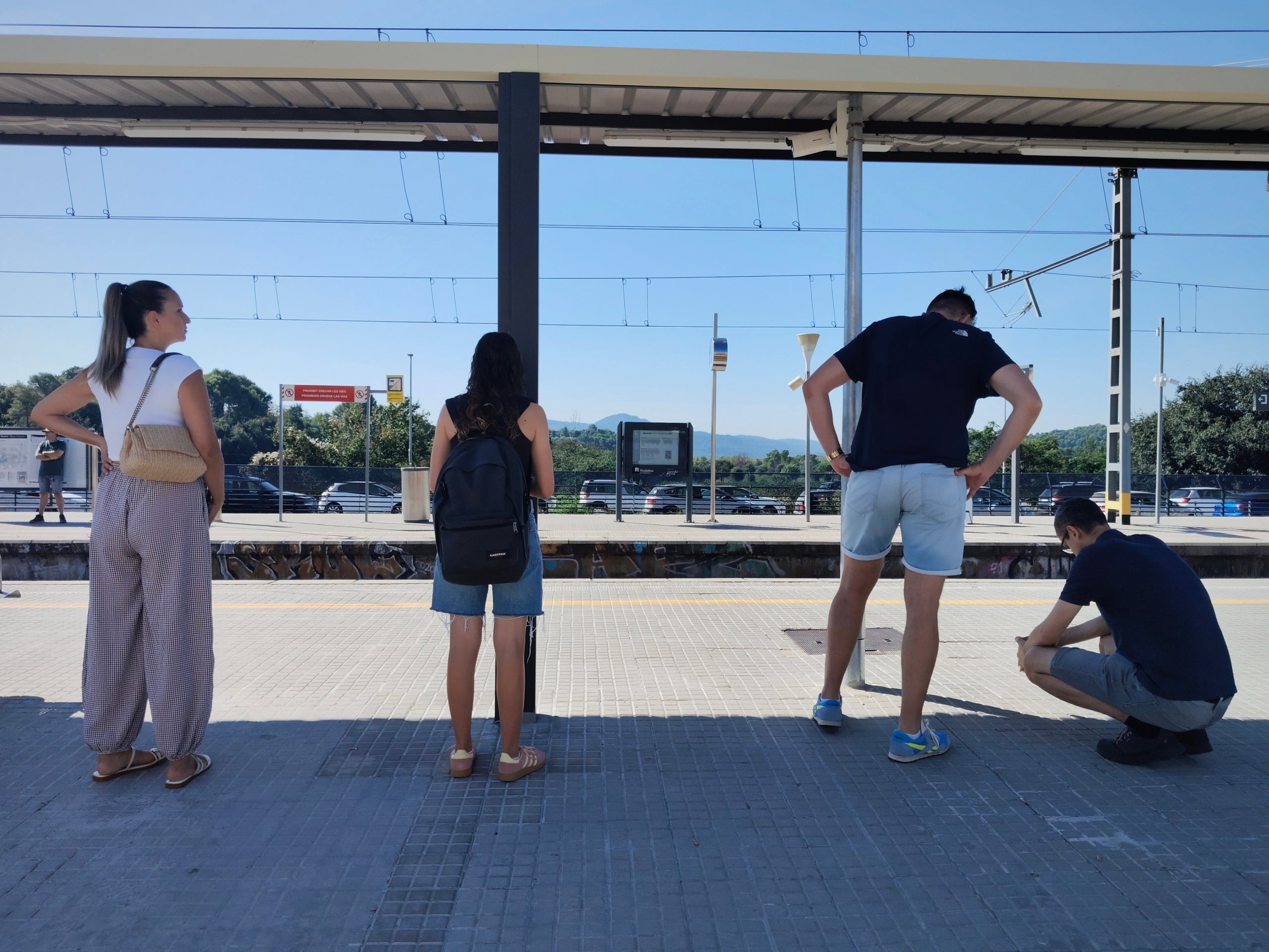 Usuaris esperen drets que arribi un tren a Cardedeu (Valles Oriental) | G.G.