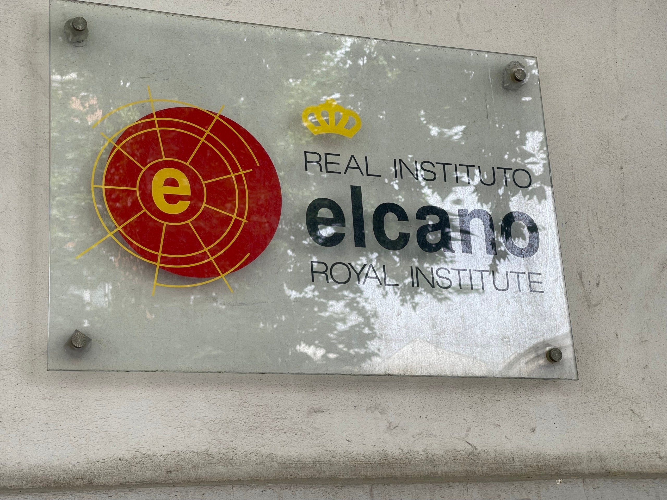 Cartell del Real Instituto Elcano a la seva seu de Madrid/Quico Sallés
