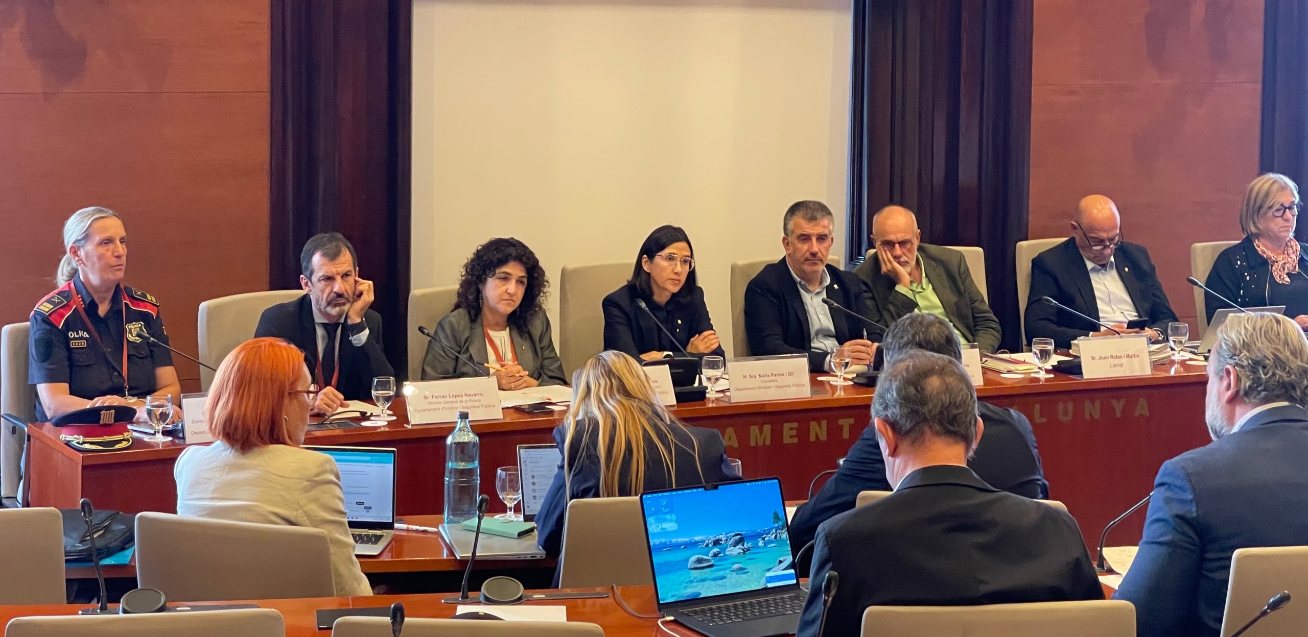 Núria Parlon, amb Ferran Lòpez, Sílvia Catà i Joana Ricardo al Parlament/QS