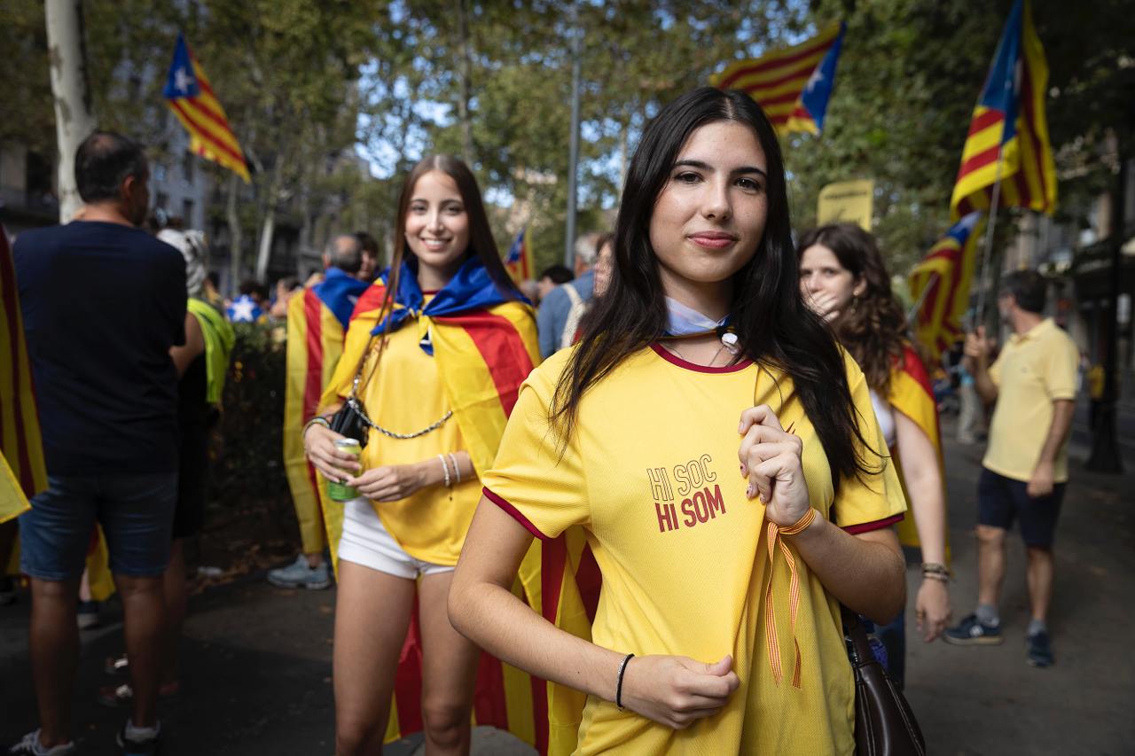 Una chica muestra la camiseta de la ANC con el eslogan de la Diada 2026, 'Estoy, estamos', en la manifestación de Barcelona / Foto: Jordi Play