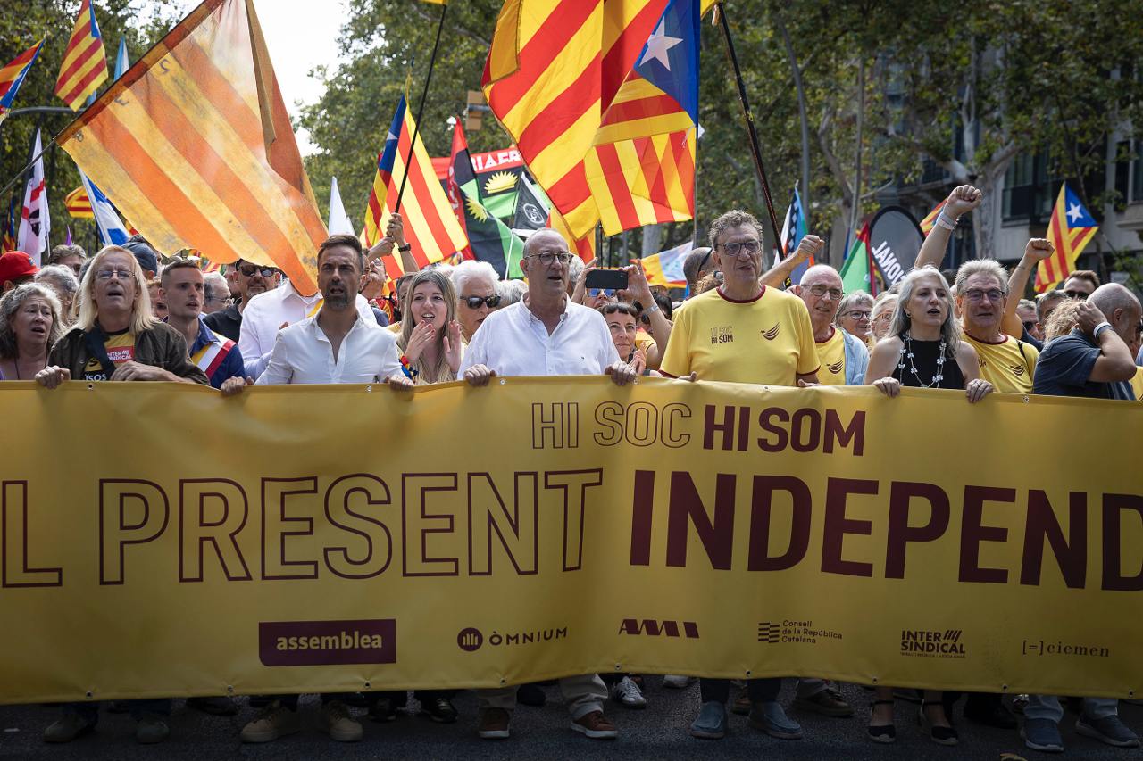 La capçalera de la manifestació de Barcelona de la Diada 2026 / Foto: Jordi Play