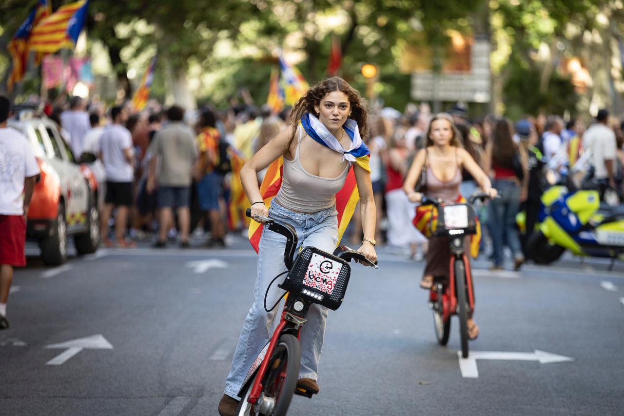 Dues manifestants amb bicicletes del Bicing en la marxa de la Diada 2026 a Barcelona / Foto: Jordi Play