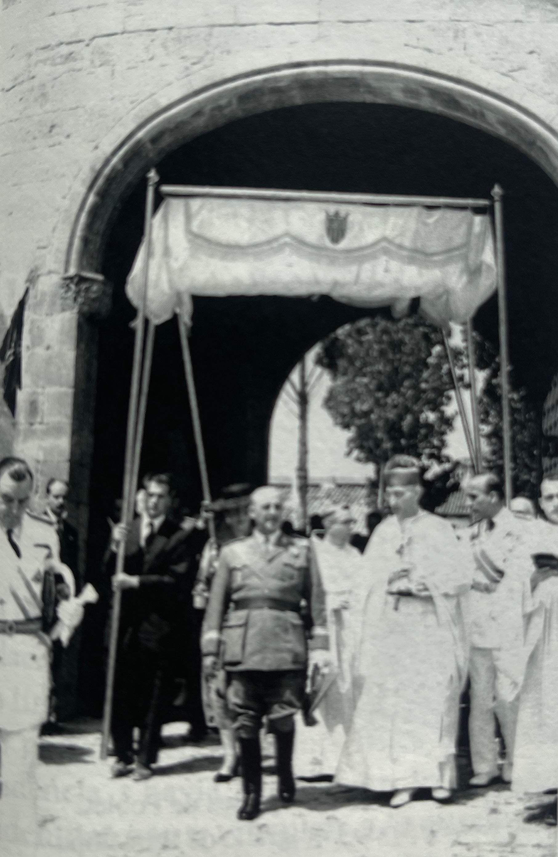 Franco traspassa la porta daurada de Poblet, sota pal·li/Arxiu Fons Canadell