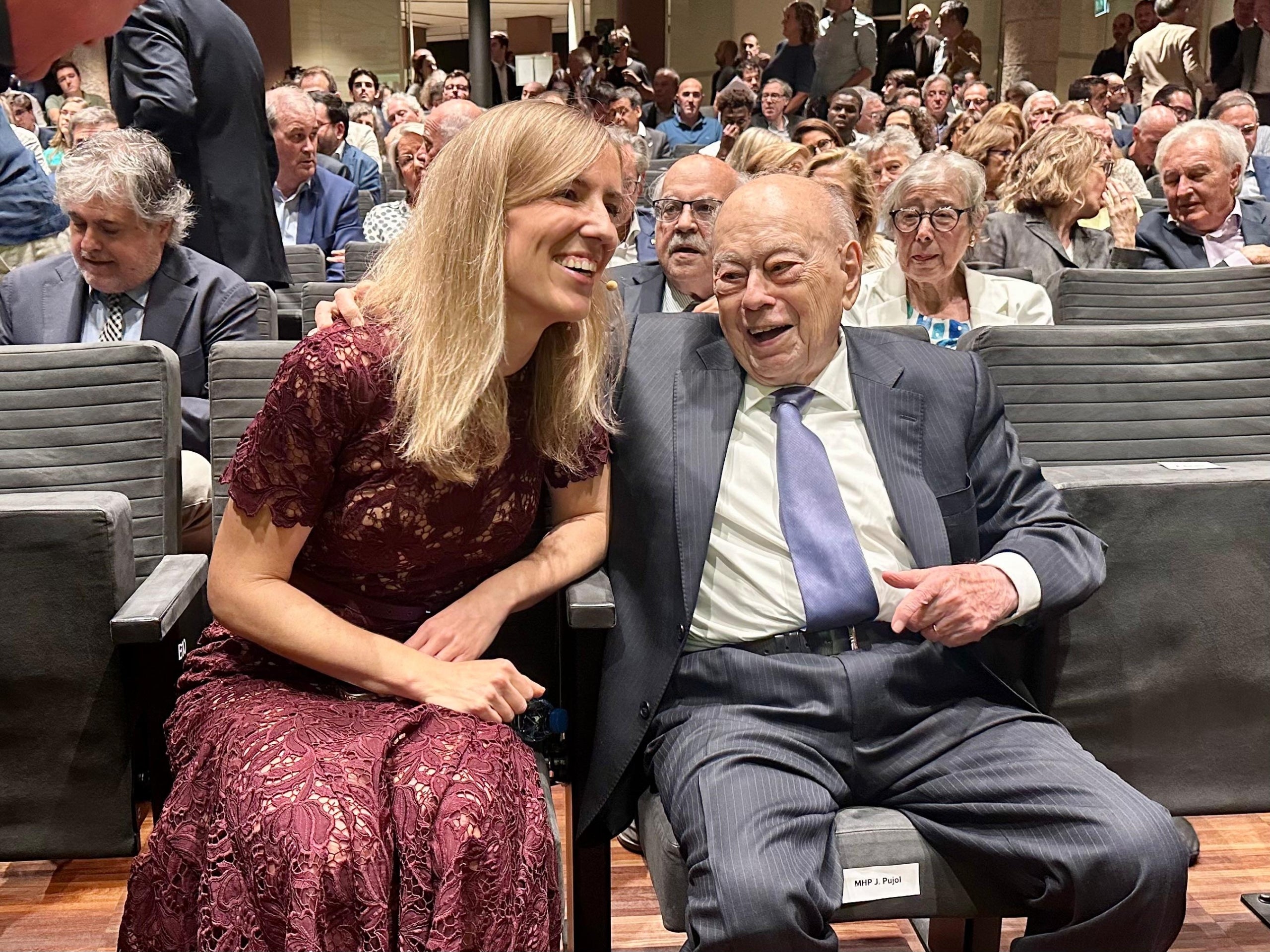 Victoria Alsina, amb el president Jordi Pujol, moments abans de presentar Paral·lel 41 / JMB