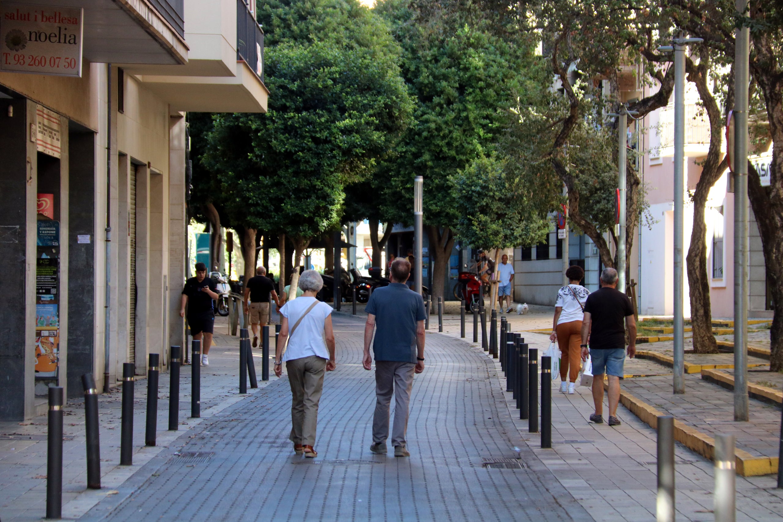 Gent passejant pel carrer Major de l'Hospitalet de Llobregat  / ACN