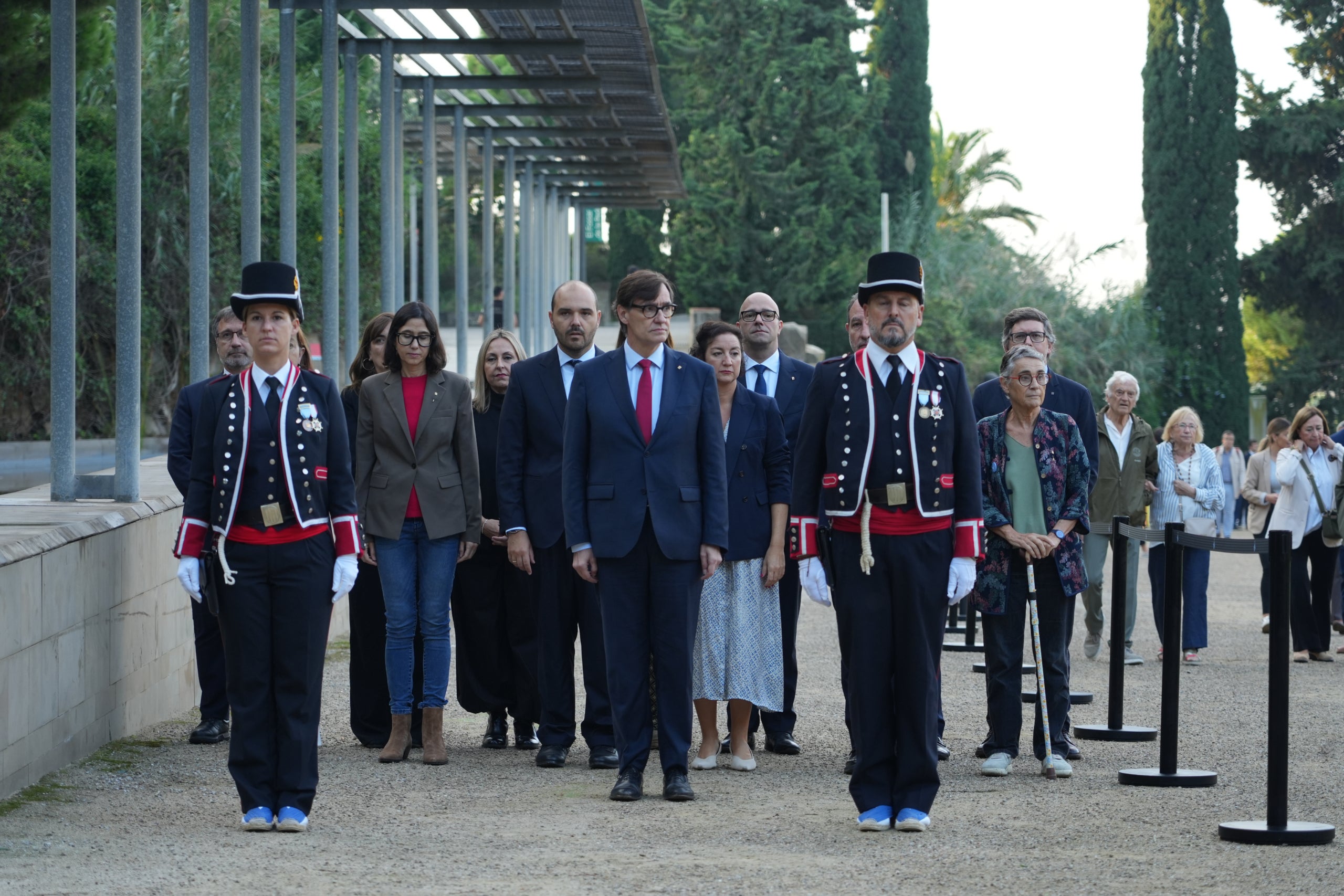El president de la Generalitat, Salvador Illa, i els membres del Govern participen en l'ofrena a la tomba del president de la Generalitat afusellat pel franquisme, Lluís Companys, al Cementiri de Montjuïc / ACN