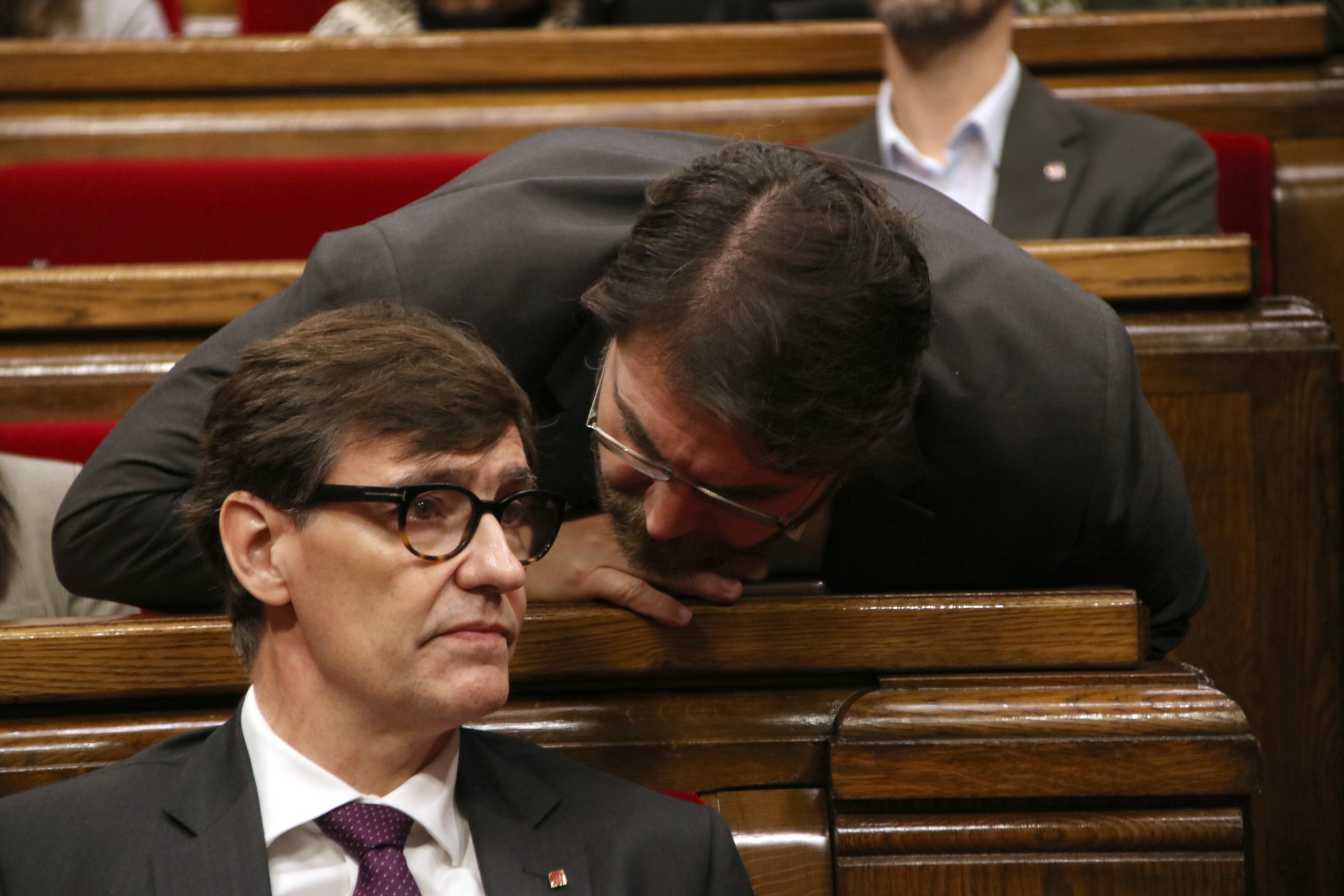 El president del Govern, Salvador Illa, conversa amb el president del grup del PSC, Ferran Pedret, al ple del Parlament / ACN