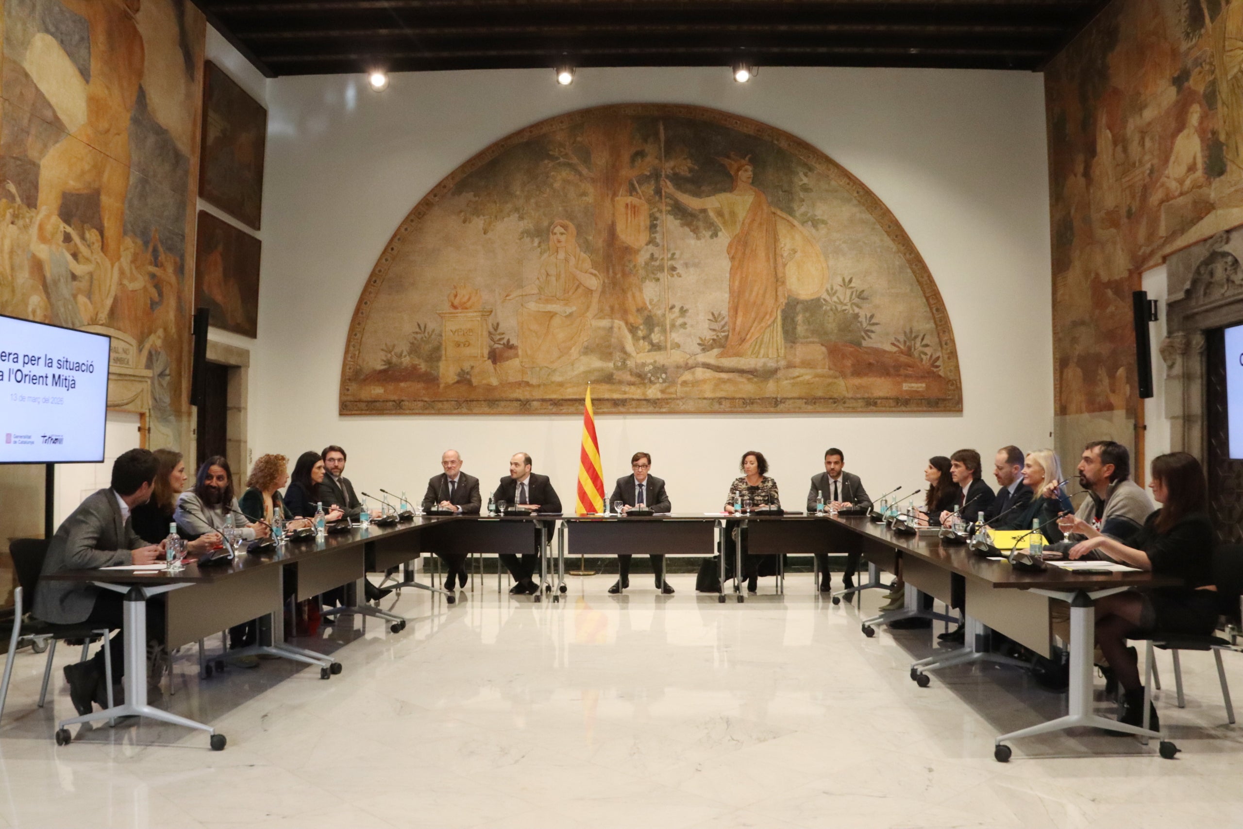 El president del Govern, Salvador Illa, en una cimera a Palau amb els partits / ACN