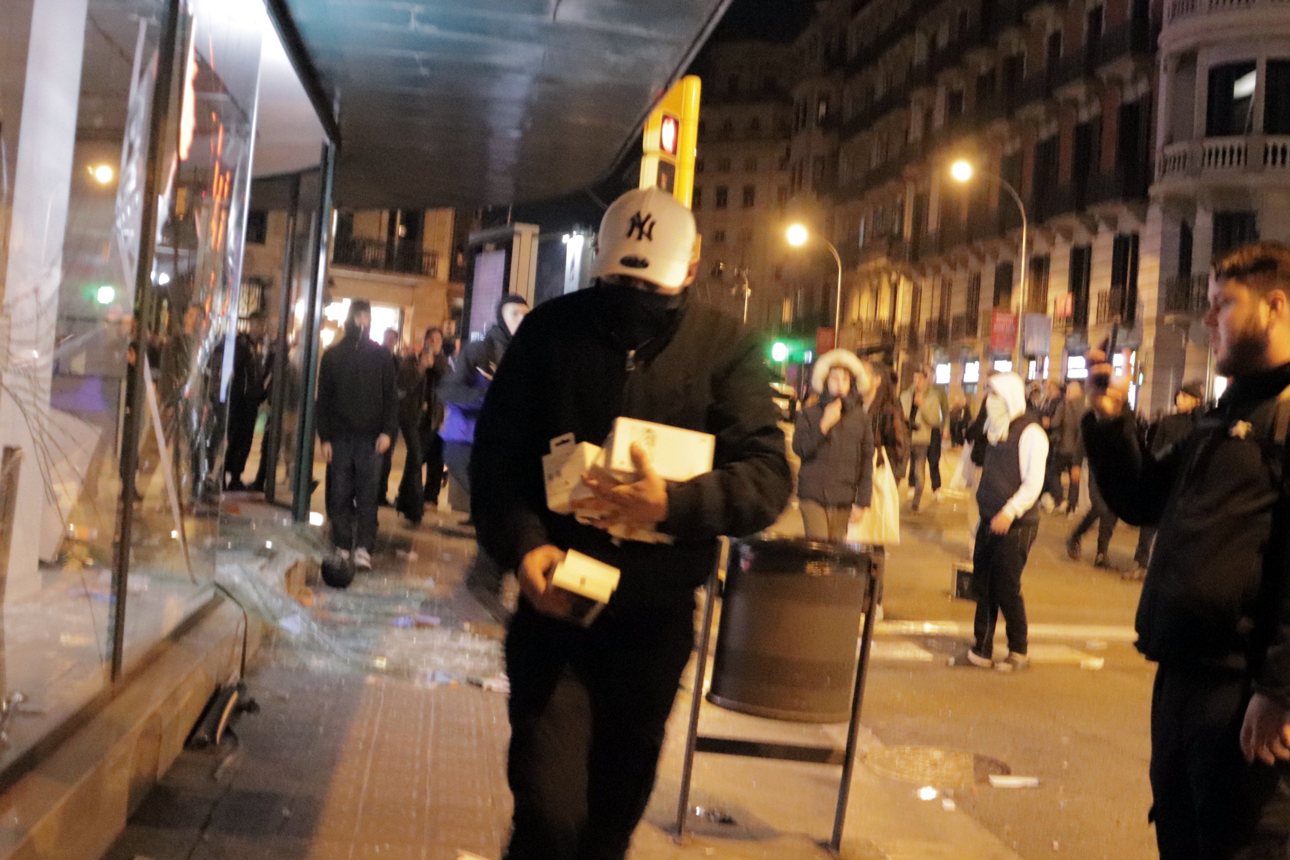 Un dels participants en els aldarulls del dia 24 de la convocatòria Blocus/ACN