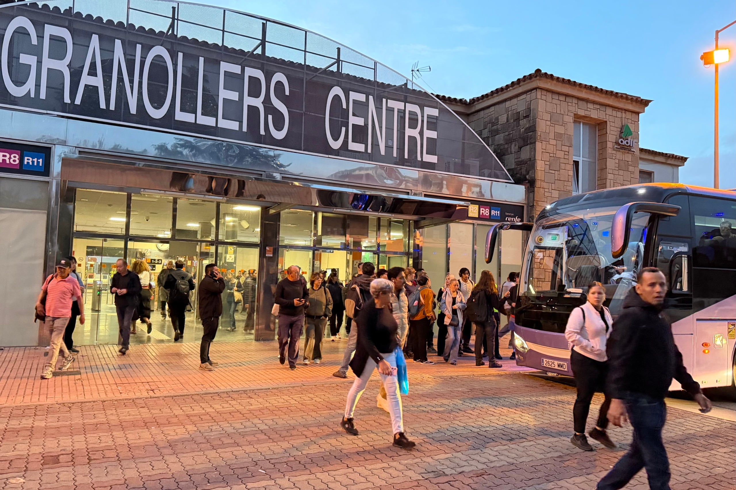 Usuarios de Rodalies en la estación de Granollers Centre, este jueves a primera hora | Albert Segura (ANC)