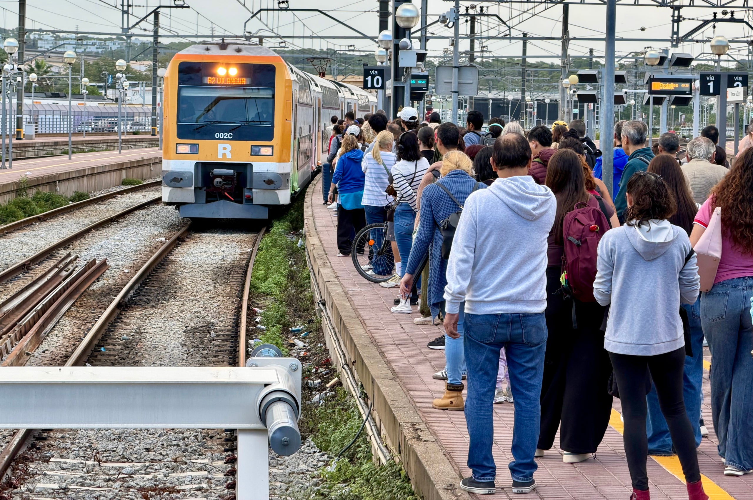 Pasajeros esperando la llegada de un tren en Vilanova i la Geltrú tras más de una hora de la última salida | Gemma Sánchez Bonel (ACN)