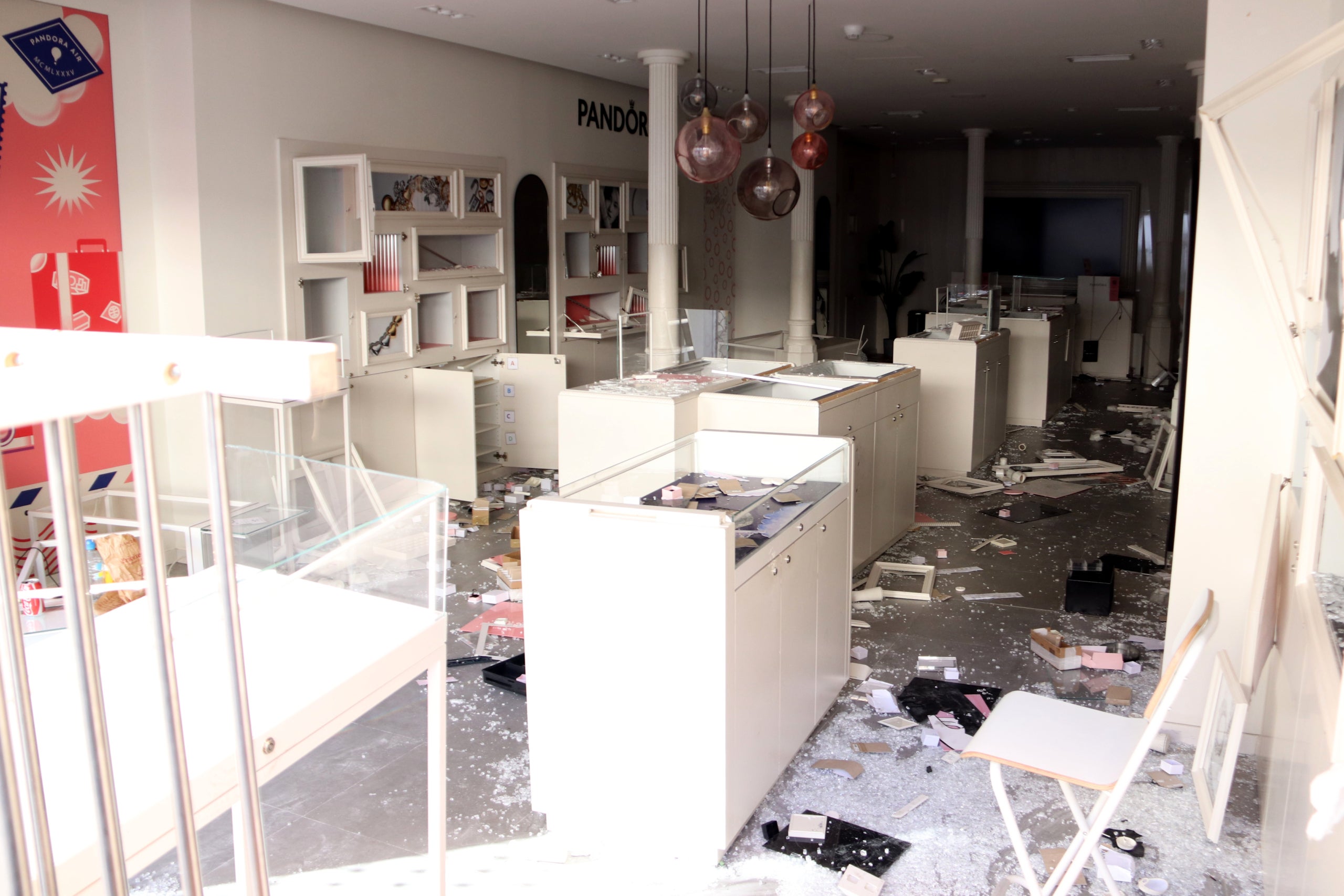 Destrosses en una joieria de Barcelona pels aldarulls / ACN-Oriol Escudé Macià