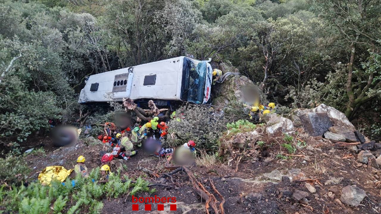 L'autobús accidentat a Fogars de Montclús / Cedida a l'ACN pels Bombers de la Generalitat
