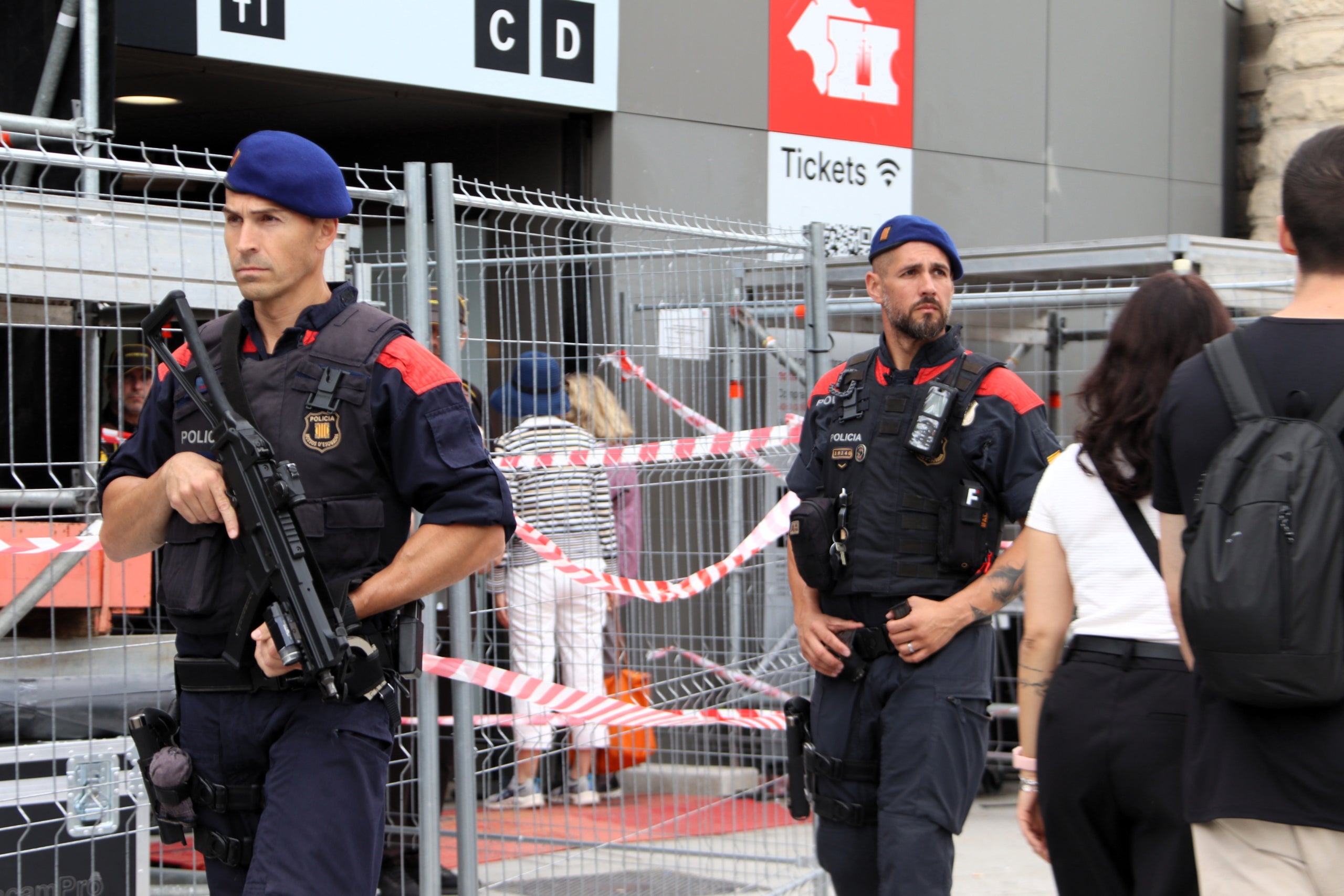Agents dels Mossos a la Sagrada Família durant la visita de Lleó XIV al juny / ACN-Andrea Salazar