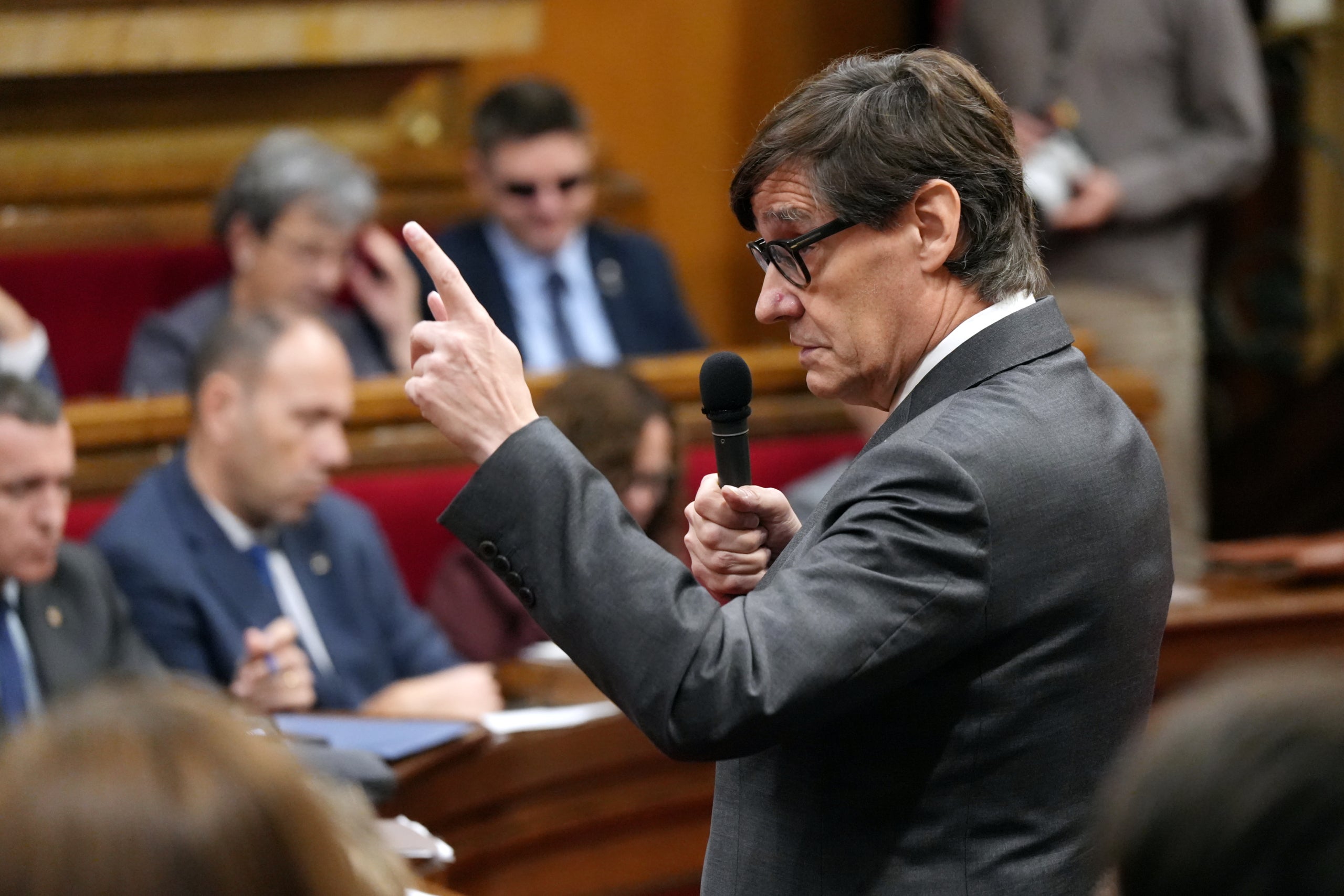 El president de la Generalitat, Salvador Illa, respon al líder del PPC al Parlament, Alejandro Fernández, aquest dimecres / ACN