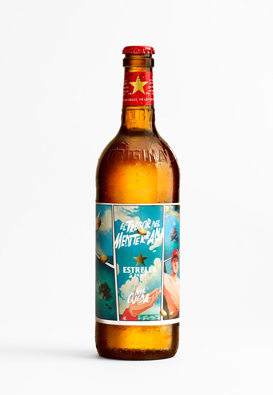 Una botella de la edición limitada de la campaña de Estrella Damm 'El tesoro del Mediterráneo'