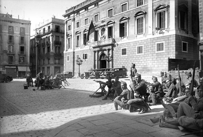 Una imagen del Palau de la Generalitat con el ejército al frente/Josep Maria de Sagarra Archivo Nacional de Cataluña