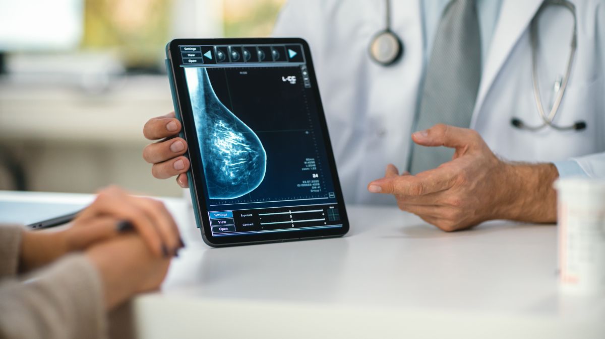 Un doctor mostra una prova diagnòstica de càncer de mama