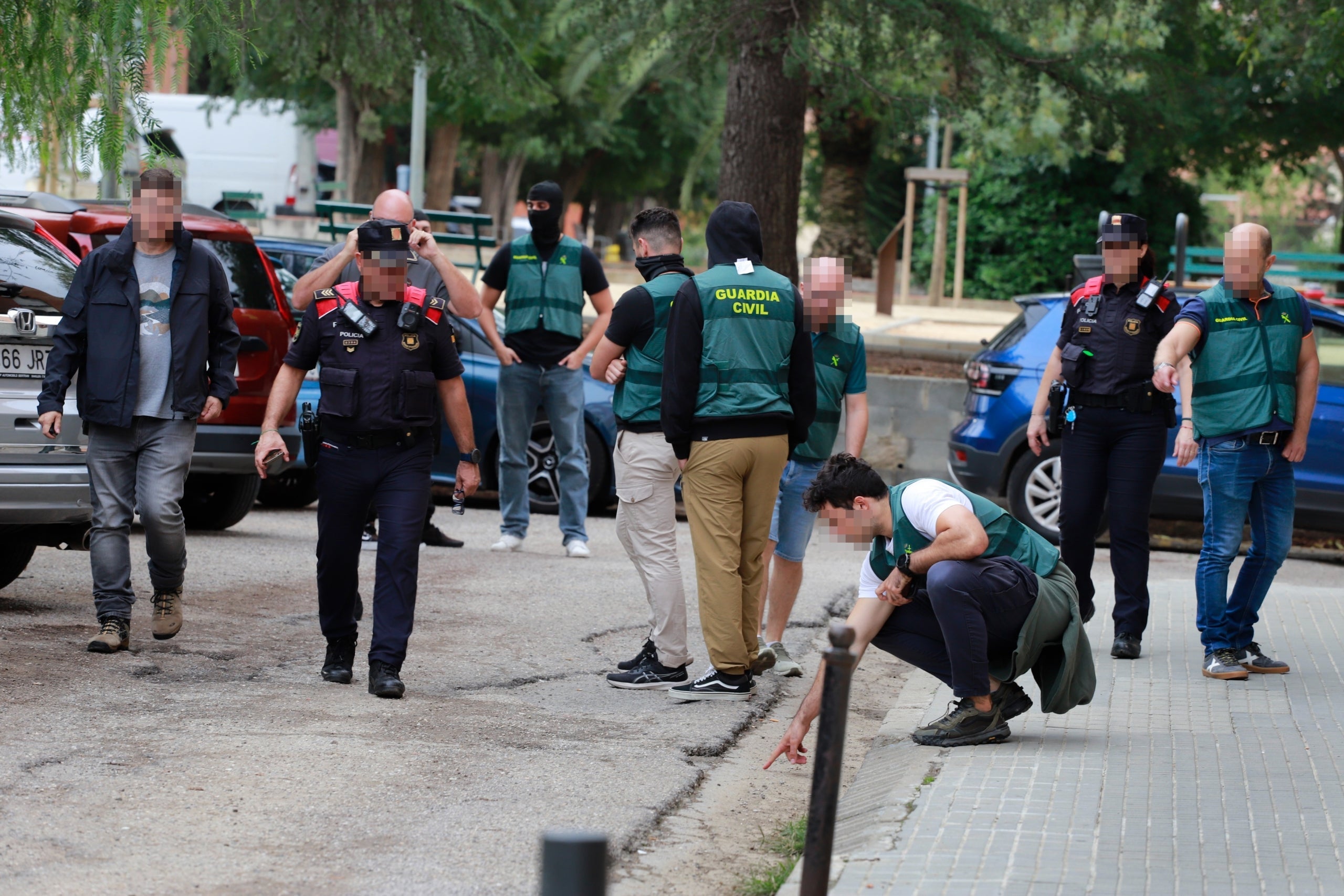 Agents de la Guàrdia Civil i dels Mossos investigant a la zona del tiroteig de Can Parellada, a Terrassa / Cristóbal Castro