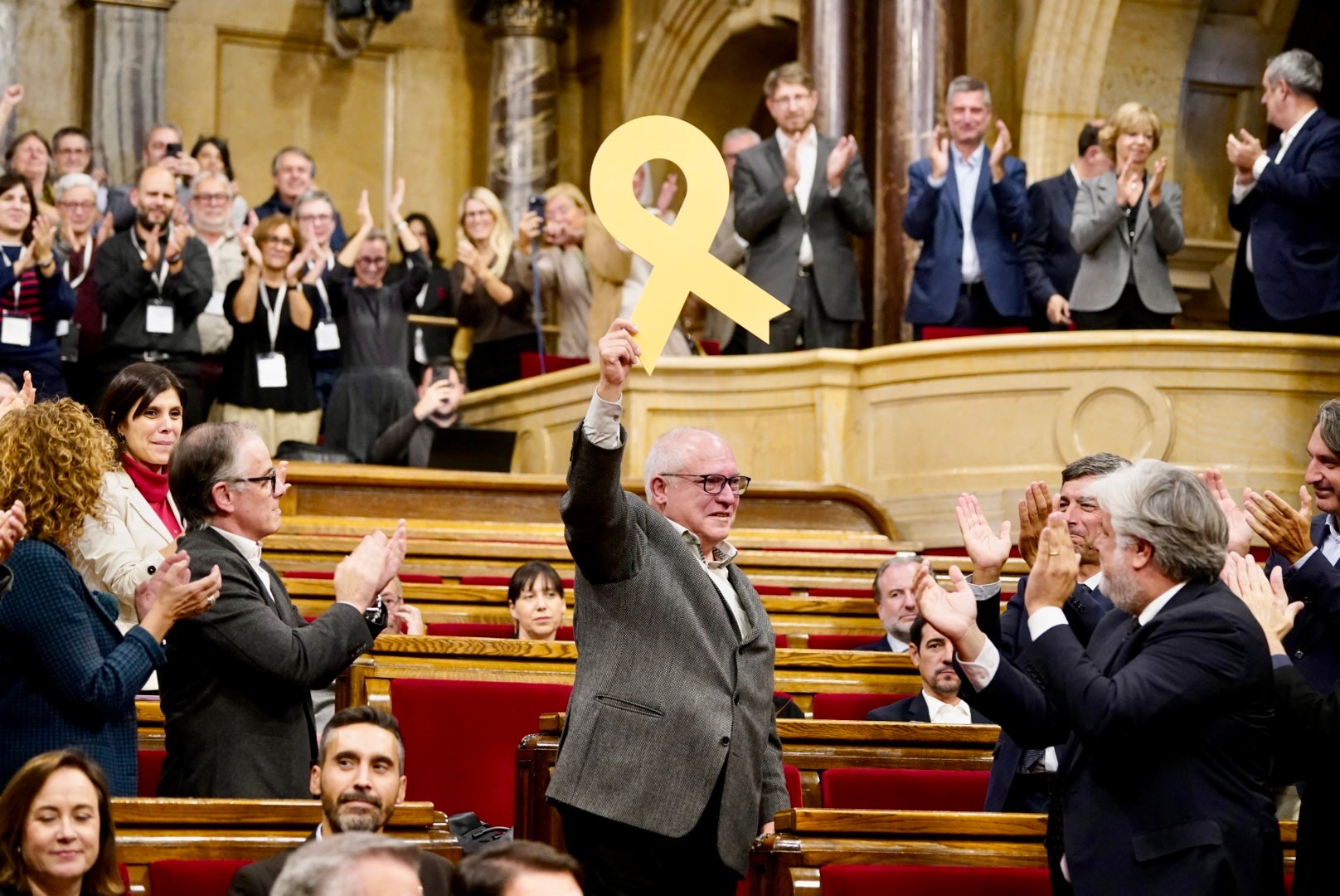 Lluís Puig treu el llaç groc del seu escó / Mireia Comas 