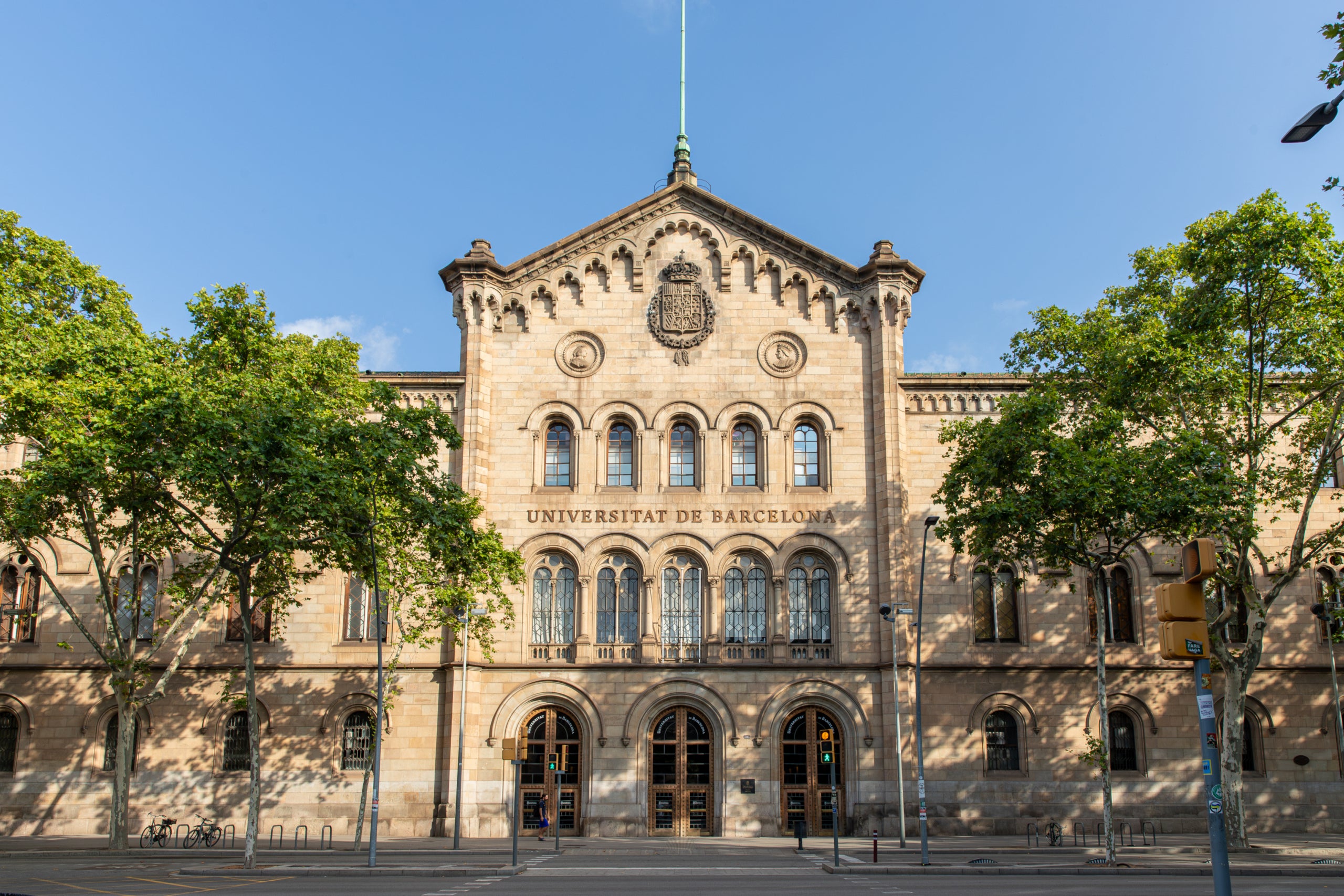 La fachada del edificio histórico de la UB donde se aprecia el nombre de la Universitat de Barcelona | UB / ACN