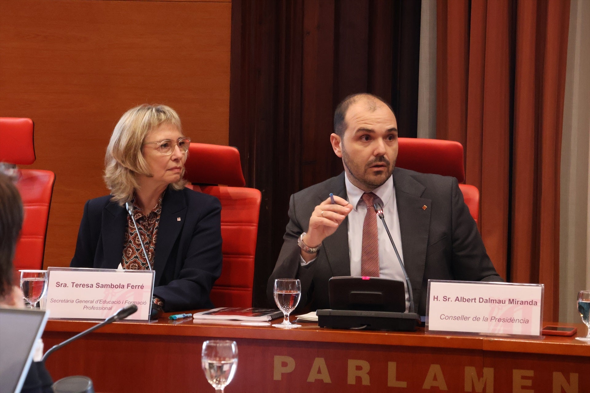 Teresa Sambola al costat del conseller Albert Dalmau durant l'etapa que va assumir Educació per l'absència mèdica de Niubó | Parlament 