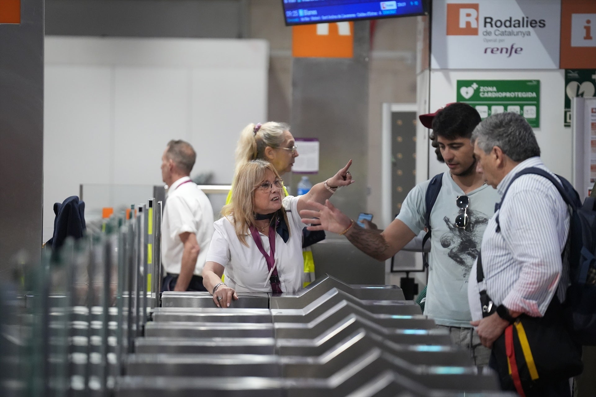 Una treballadora de Renfe tracta d'informar els passatgers desorientats de Sants | David Zorrakino / Europa Press