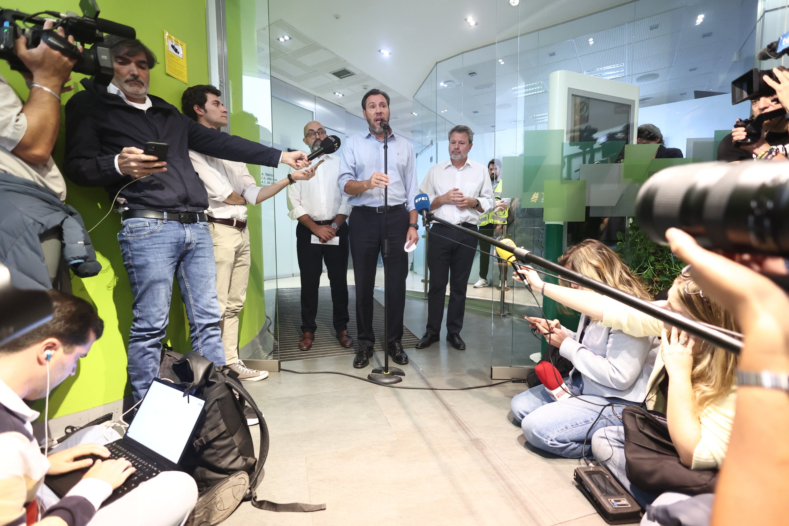 El ministro de Transportes, Óscar Puente, en la primera comparecencia para explicar el accidente ferroviario de Toledo / Europa Press