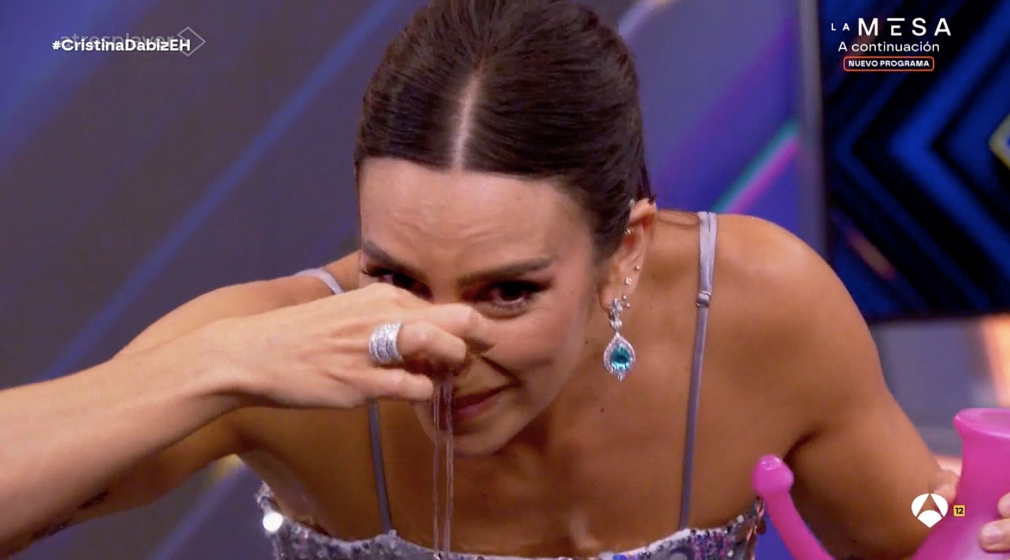 La imatge de Cristina Pedroche traient-se els mocs no ha estat agradable - Antena 3