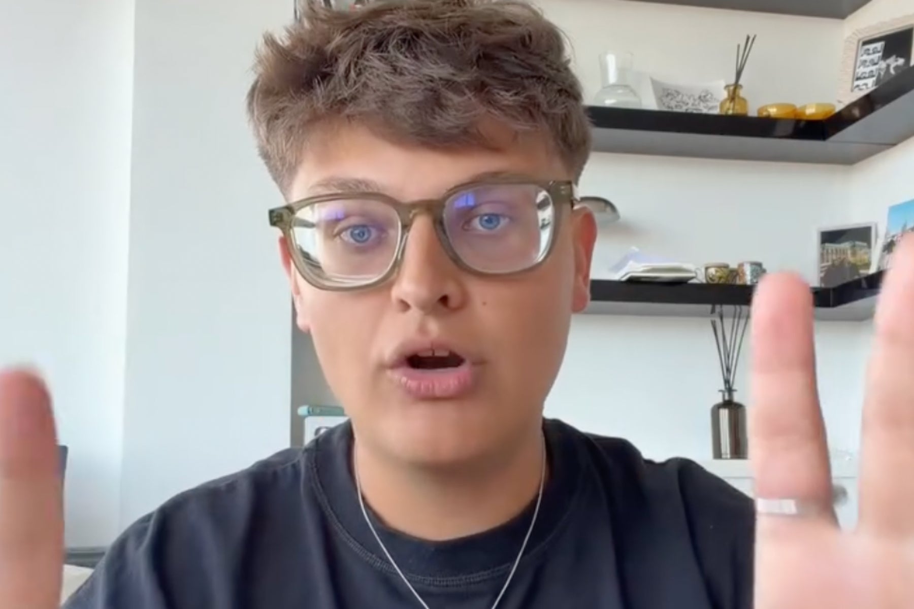 El tiktoker Manu Rivas, en un moment del vídeo