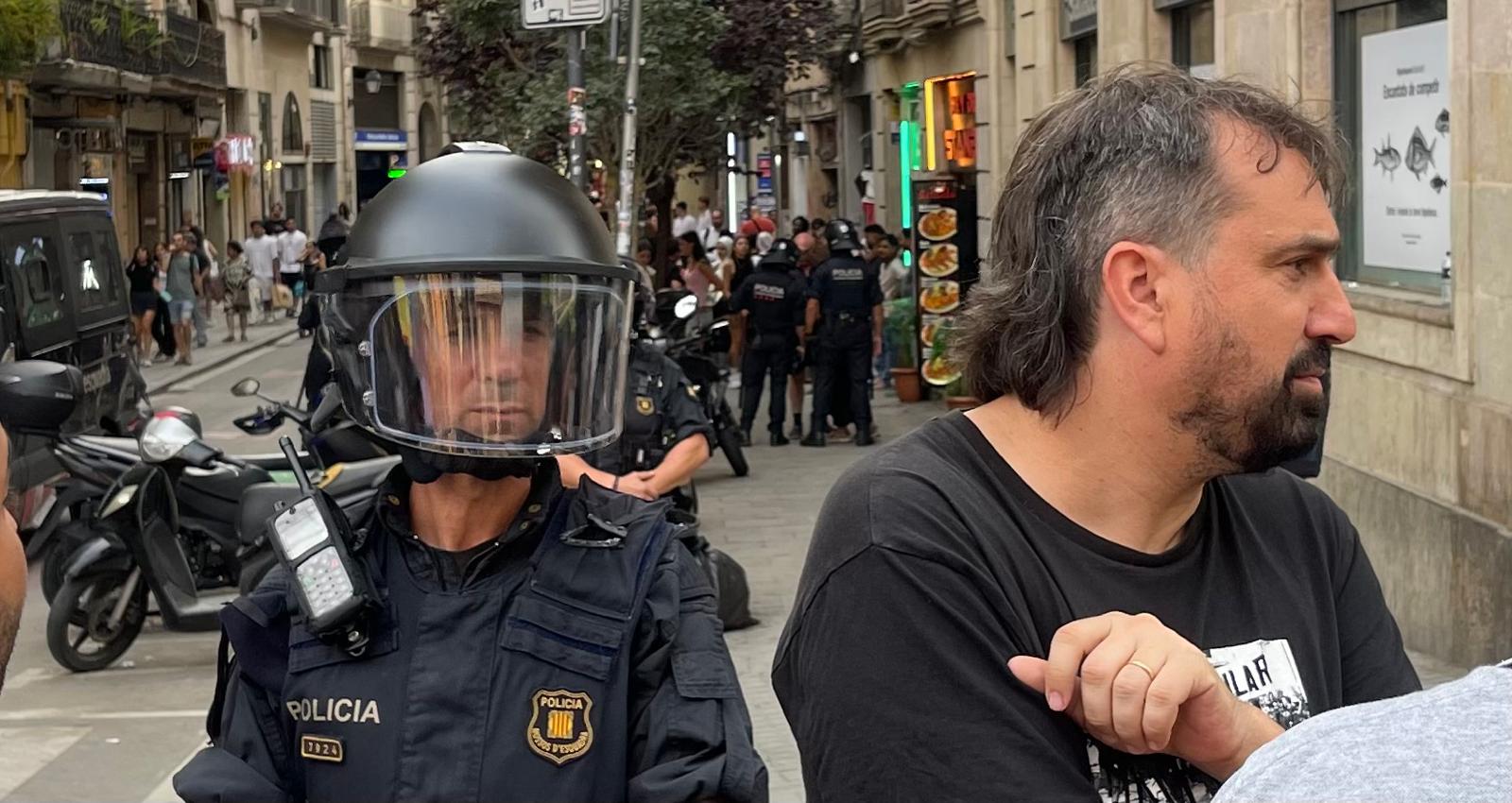 Un membre de la Brimo mira de cua d'ull a en Dani Cornellà/Quico Sallés