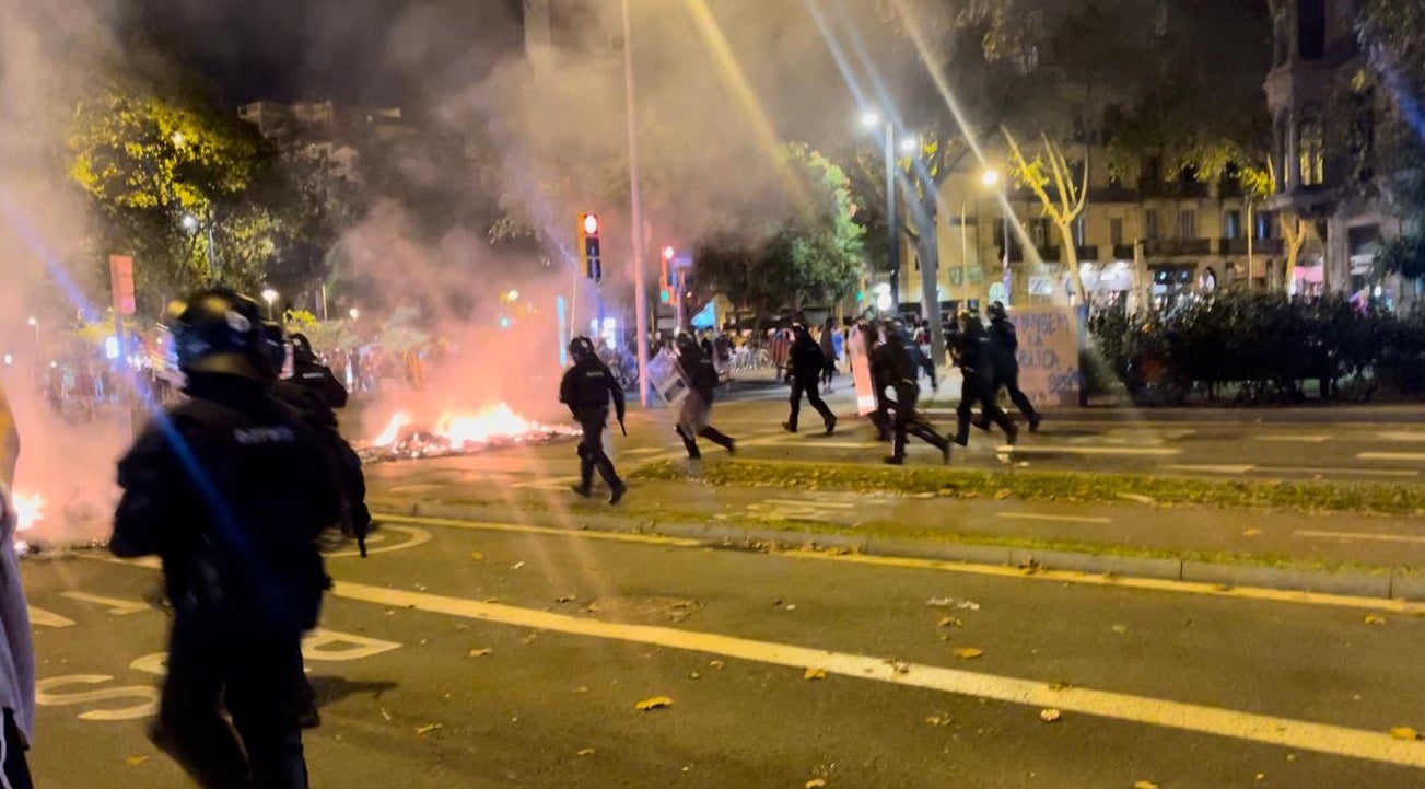 Els Mossos avancen una línia cap els manifestants de l'11 de setembre/Quico Sallés